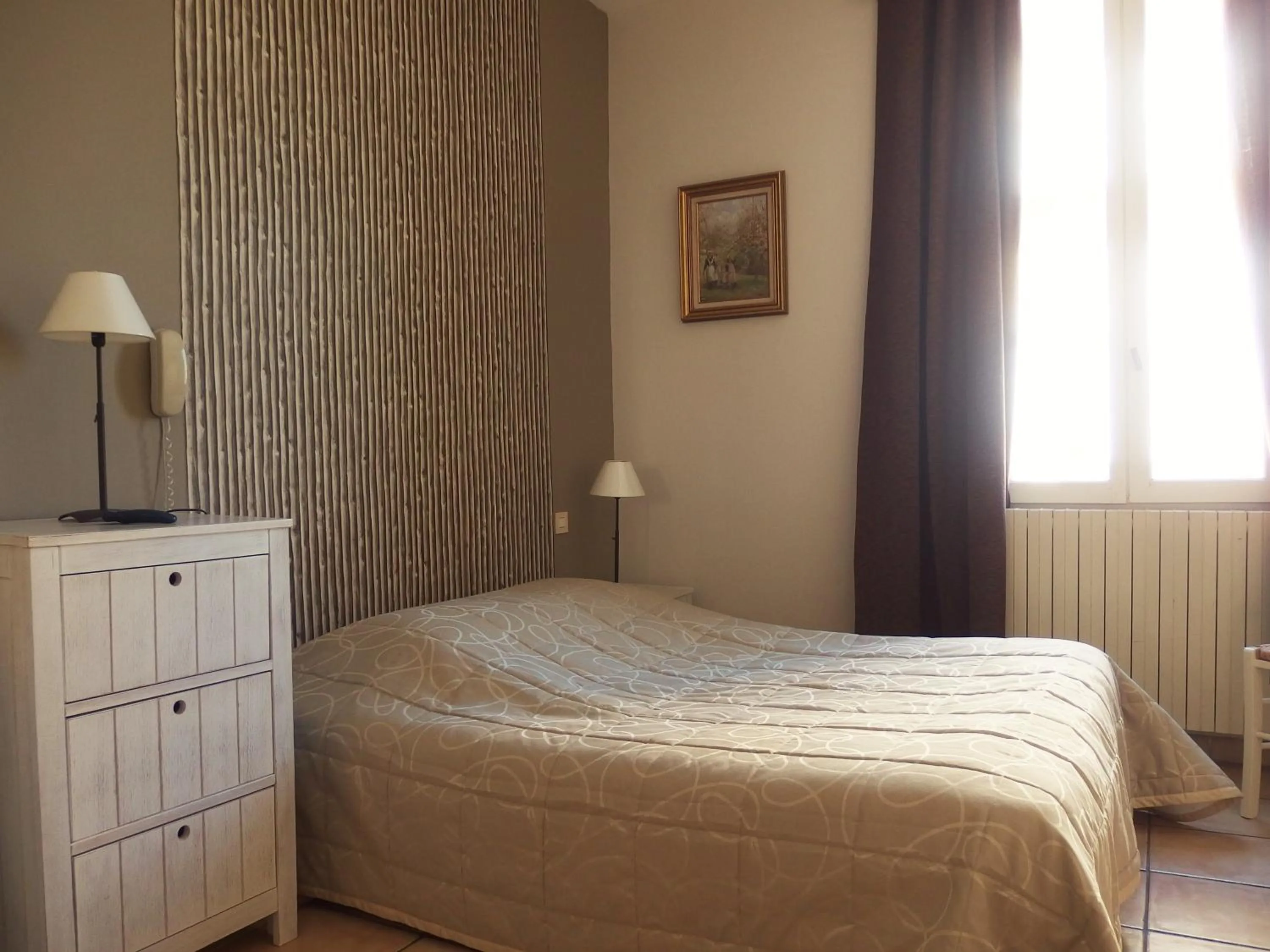 Photo of the whole room, Bed in Au Saint Roch - Hôtel et Jardin