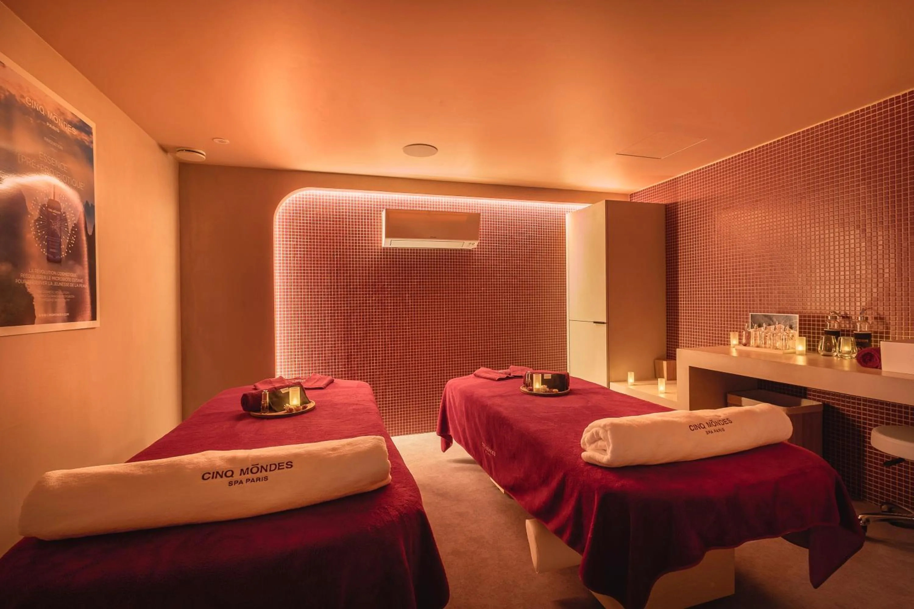 Massage, Bed in Chalet Hôtel Le Prieuré & Spa