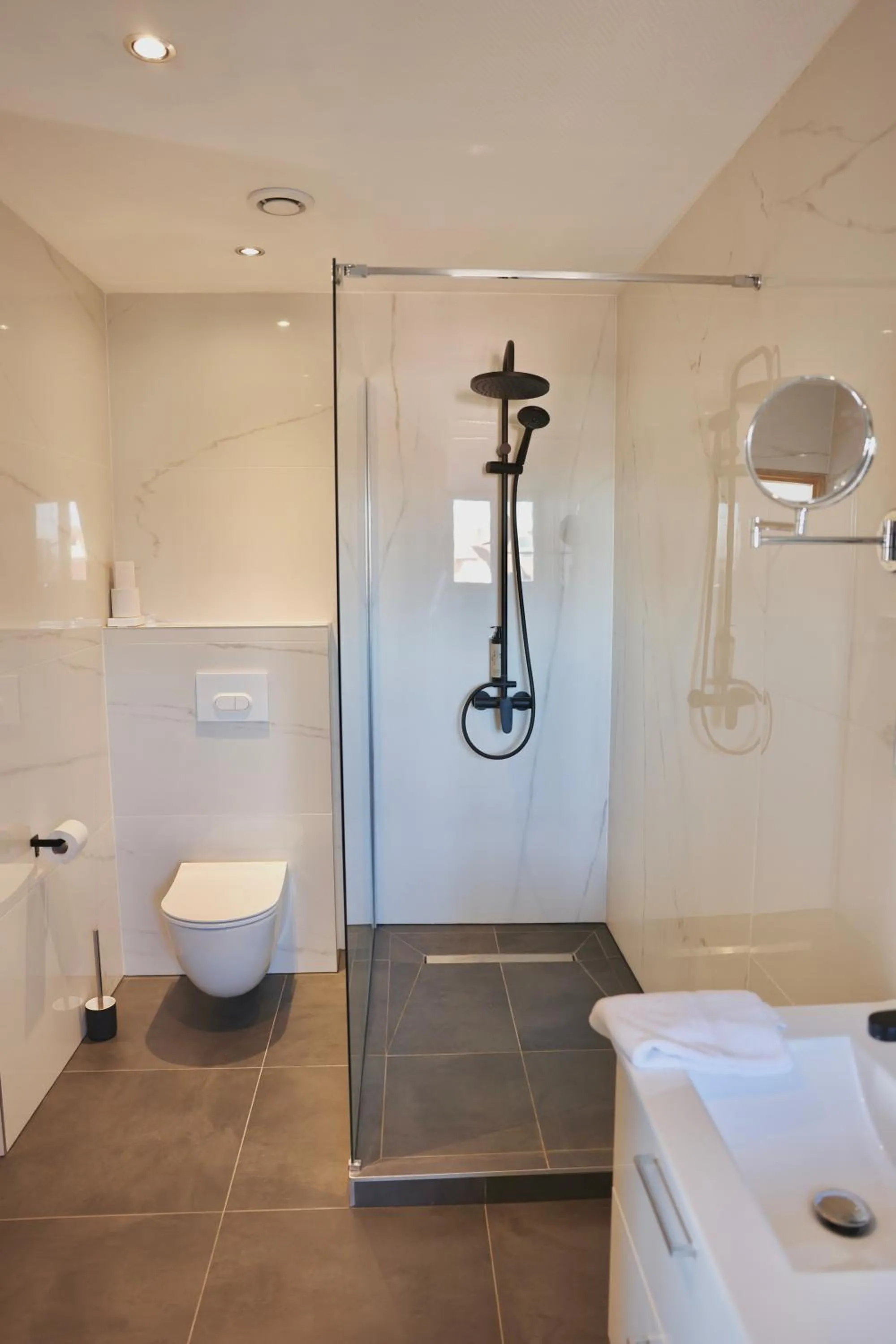 Shower in Hôtel Restaurant Verger des Châteaux, The Originals Relais, proche Sélestat