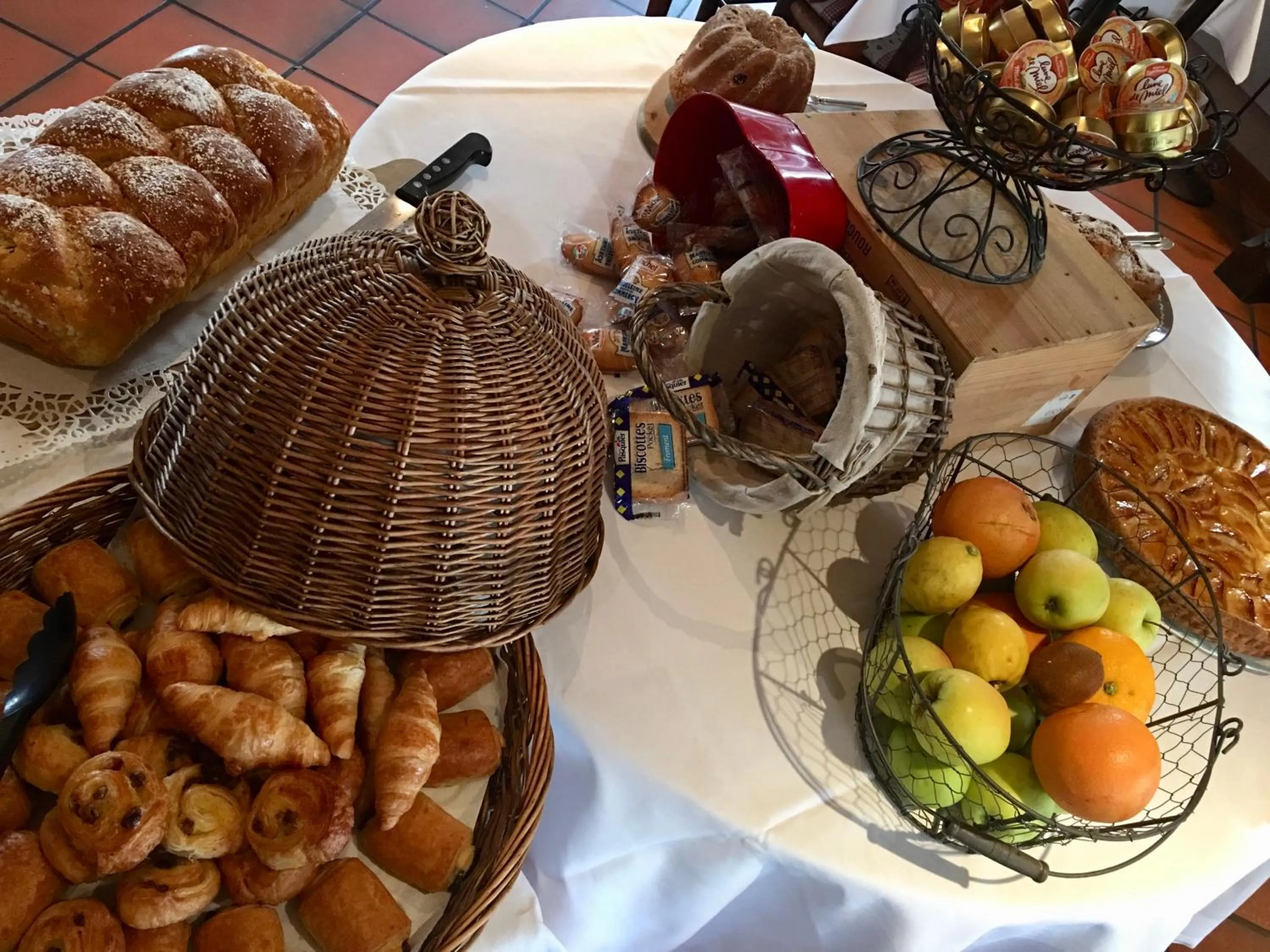 Buffet breakfast in Hôtel Restaurant Verger des Châteaux, The Originals Relais, proche Sélestat