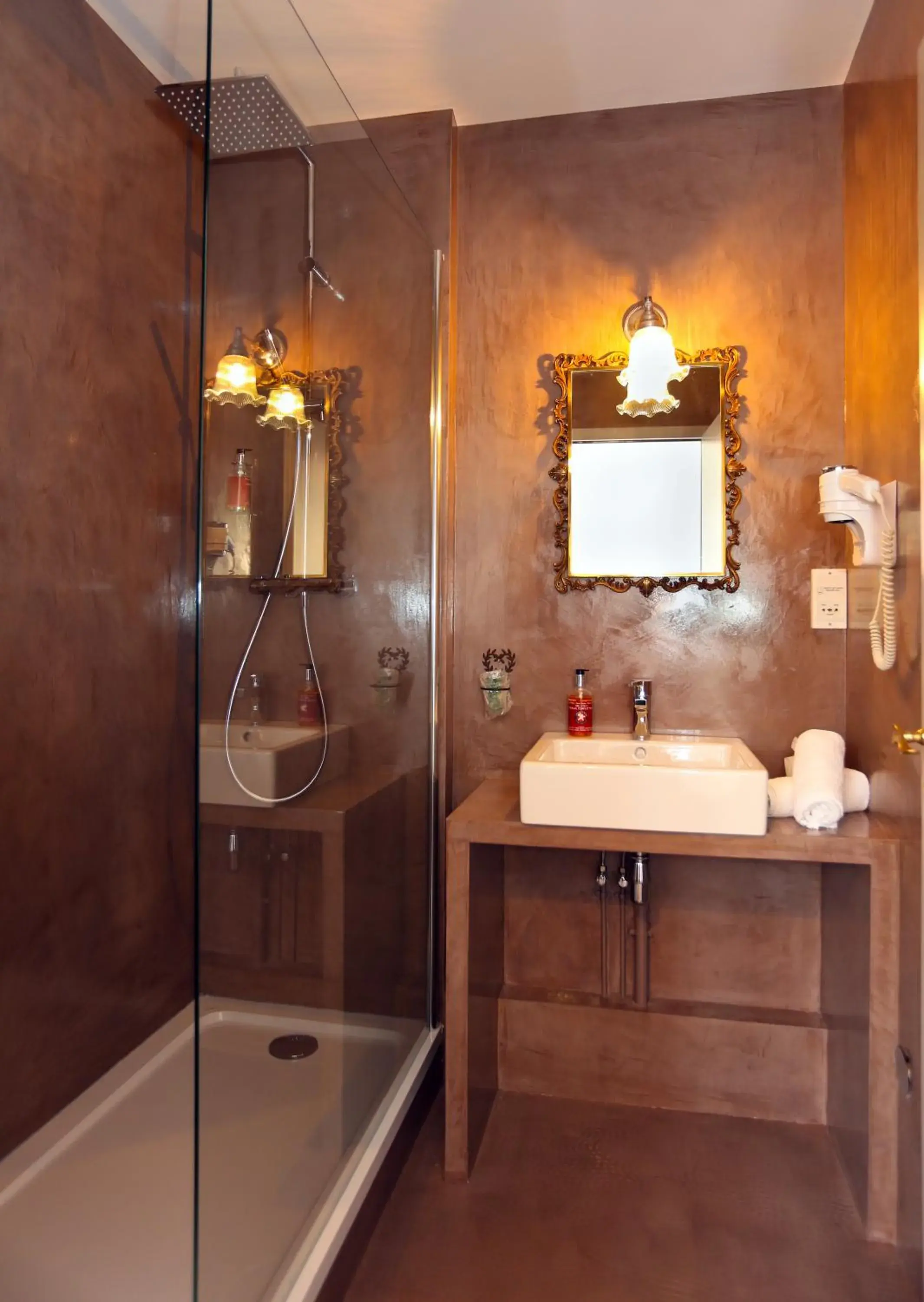 Shower in Hôtel Restaurant Verger des Châteaux, The Originals Relais, proche Sélestat Shower in Hôtel Restaurant Verger des Châteaux, The Originals Relais, proche Sélestat