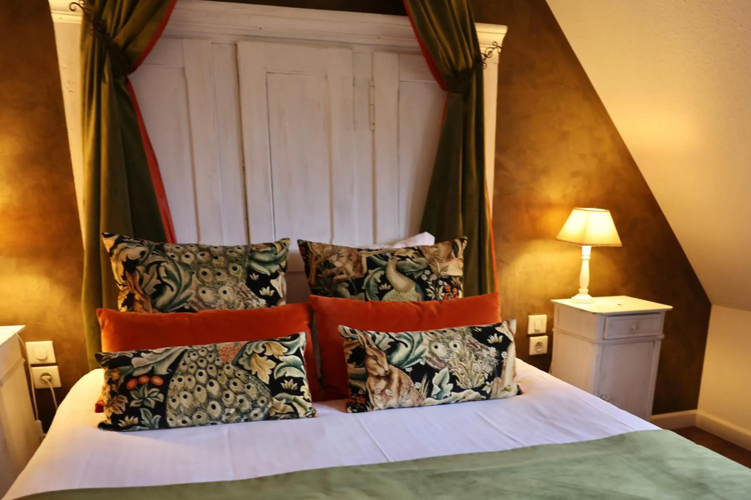 Bed in Hôtel Restaurant Verger des Châteaux, The Originals Relais, proche Sélestat Bed in Hôtel Restaurant Verger des Châteaux, The Originals Relais, proche Sélestat