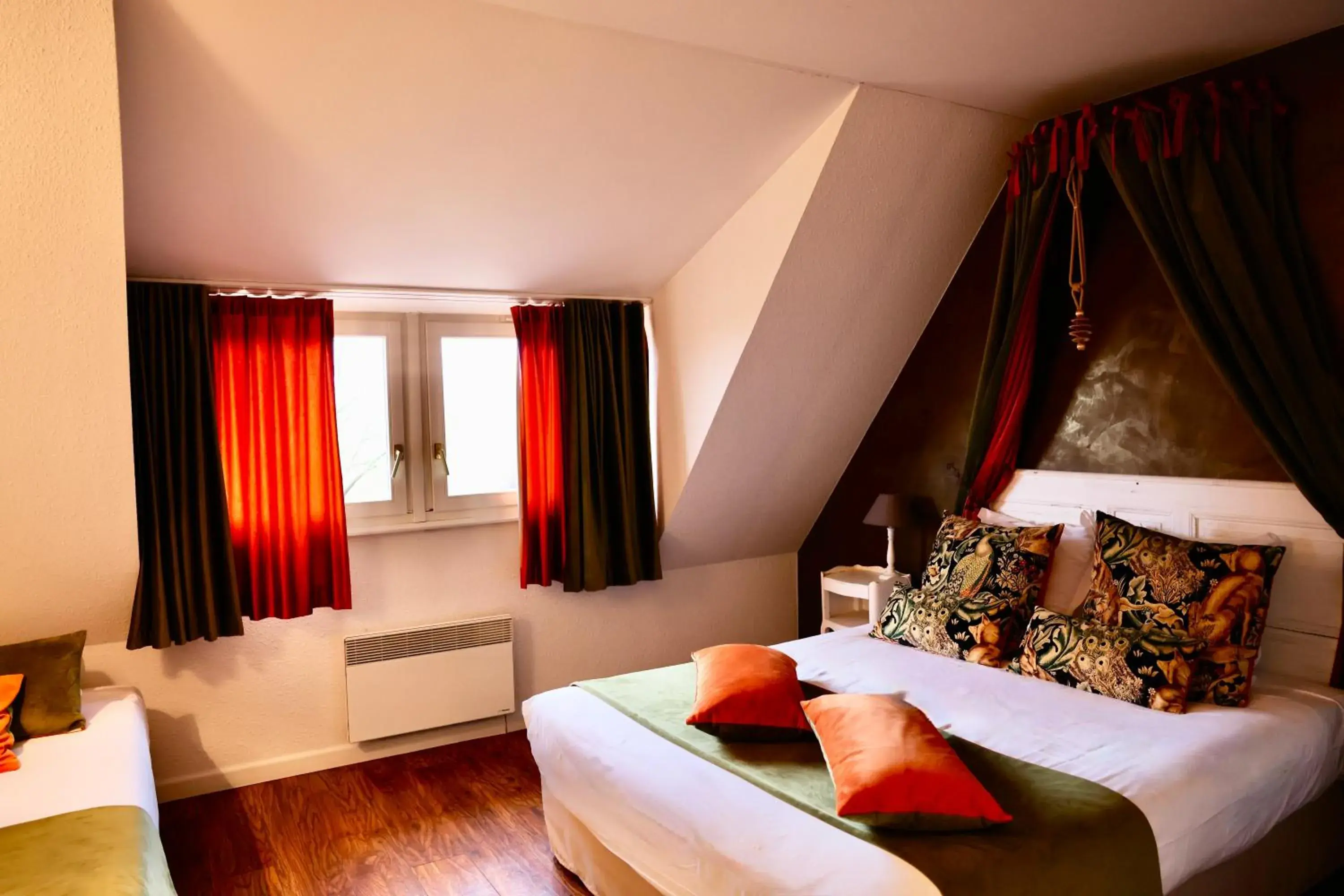 Bed in Hôtel Restaurant Verger des Châteaux, The Originals Relais, proche Sélestat Bed in Hôtel Restaurant Verger des Châteaux, The Originals Relais, proche Sélestat