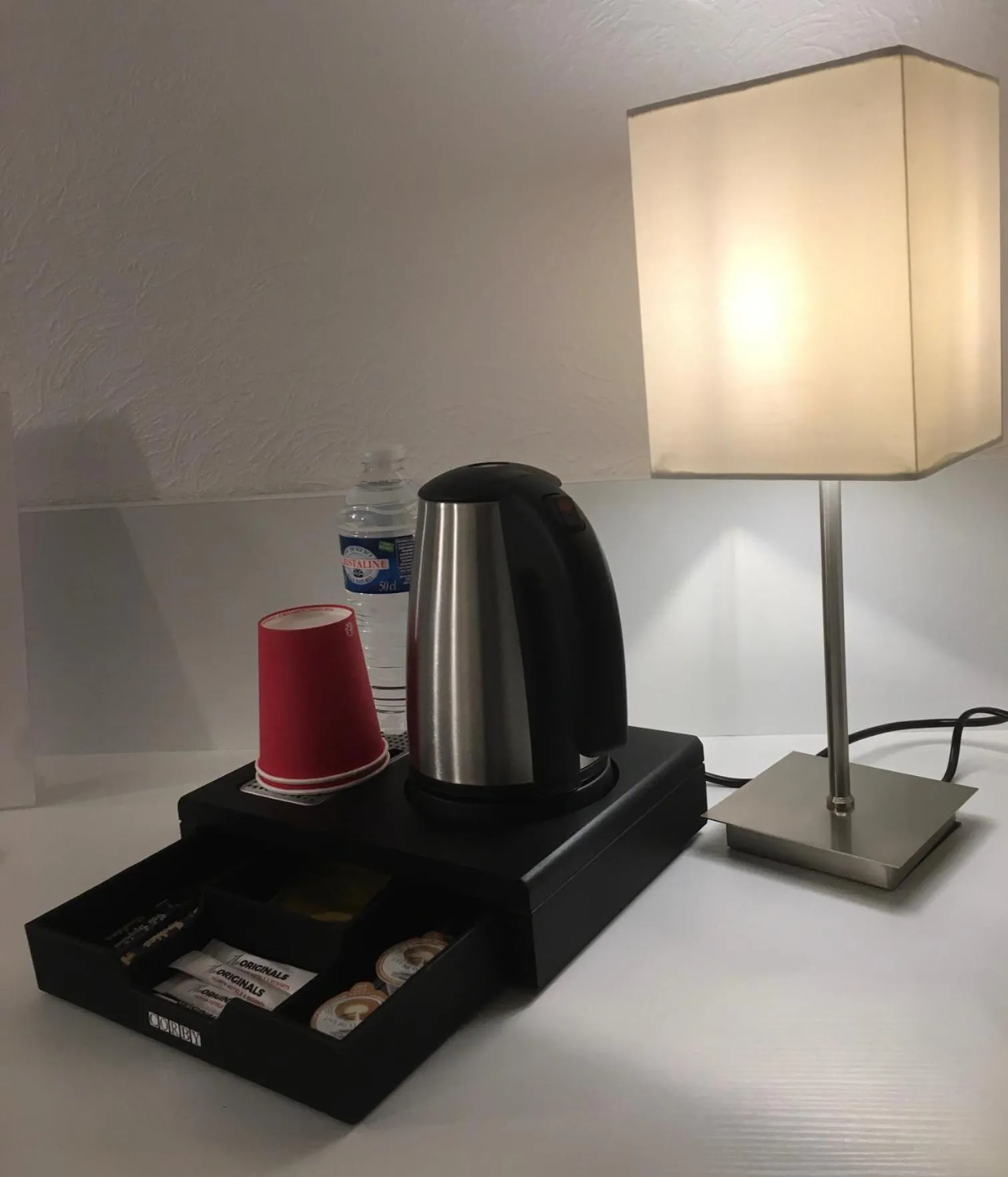 Coffee/tea facilities in Hotel The Originals Bernay Acropole
