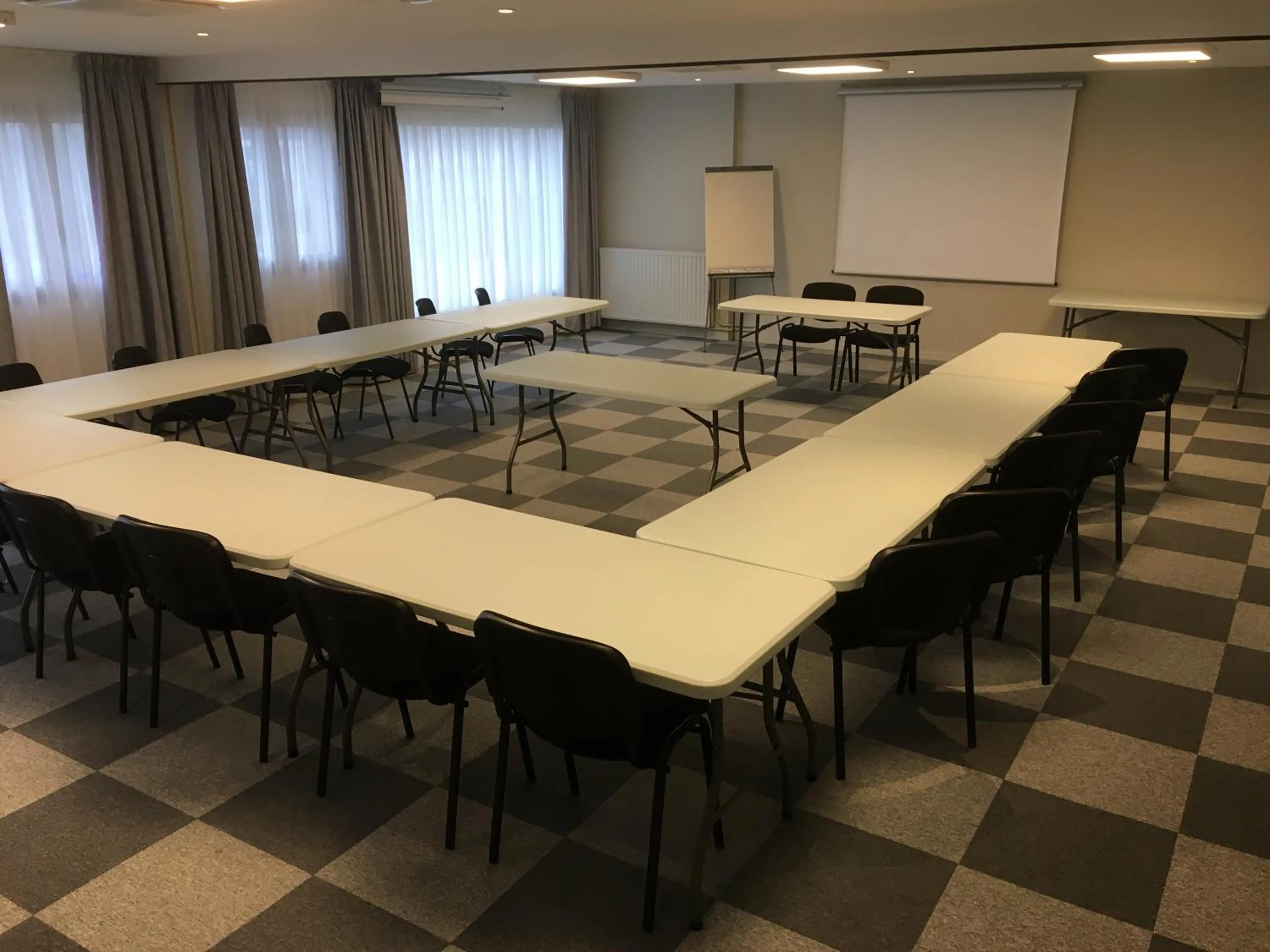Meeting/conference room in Hotel The Originals Bernay Acropole