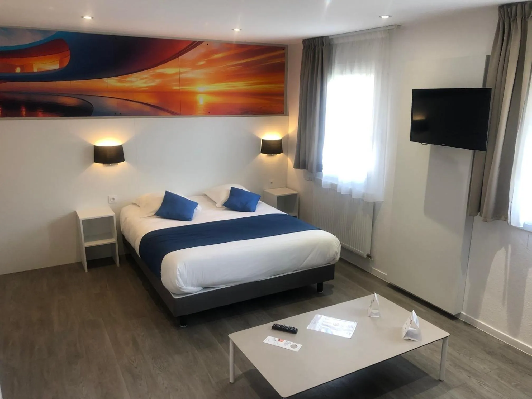 Photo of the whole room, Bed in Hotel The Originals Bernay Acropole