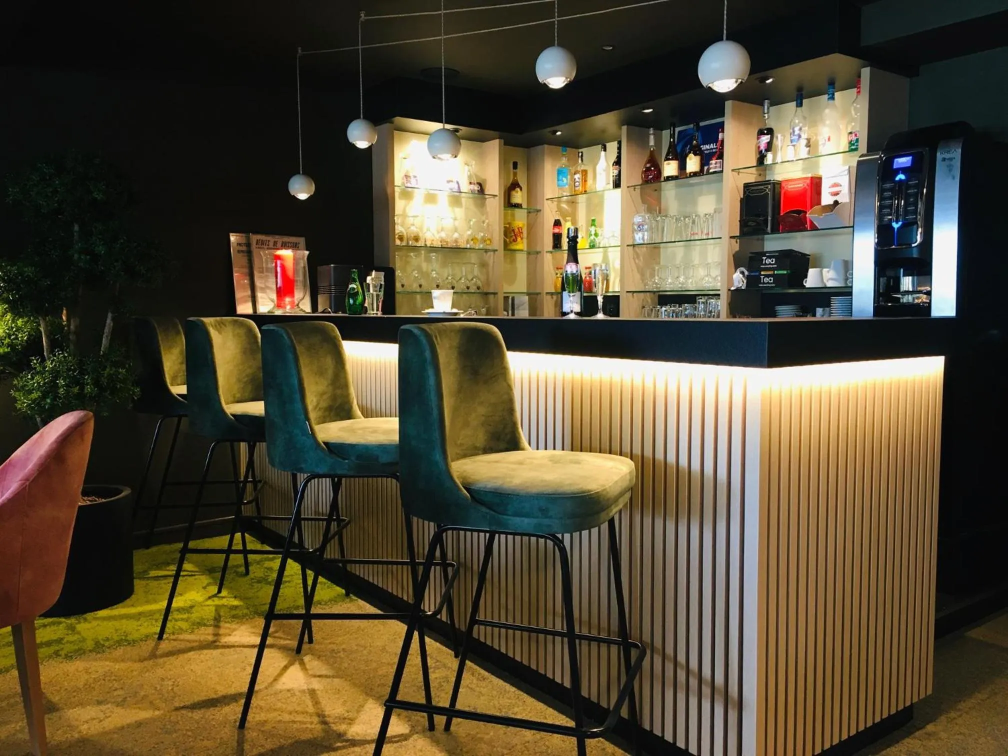 Lounge or bar in Hotel The Originals Bernay Acropole