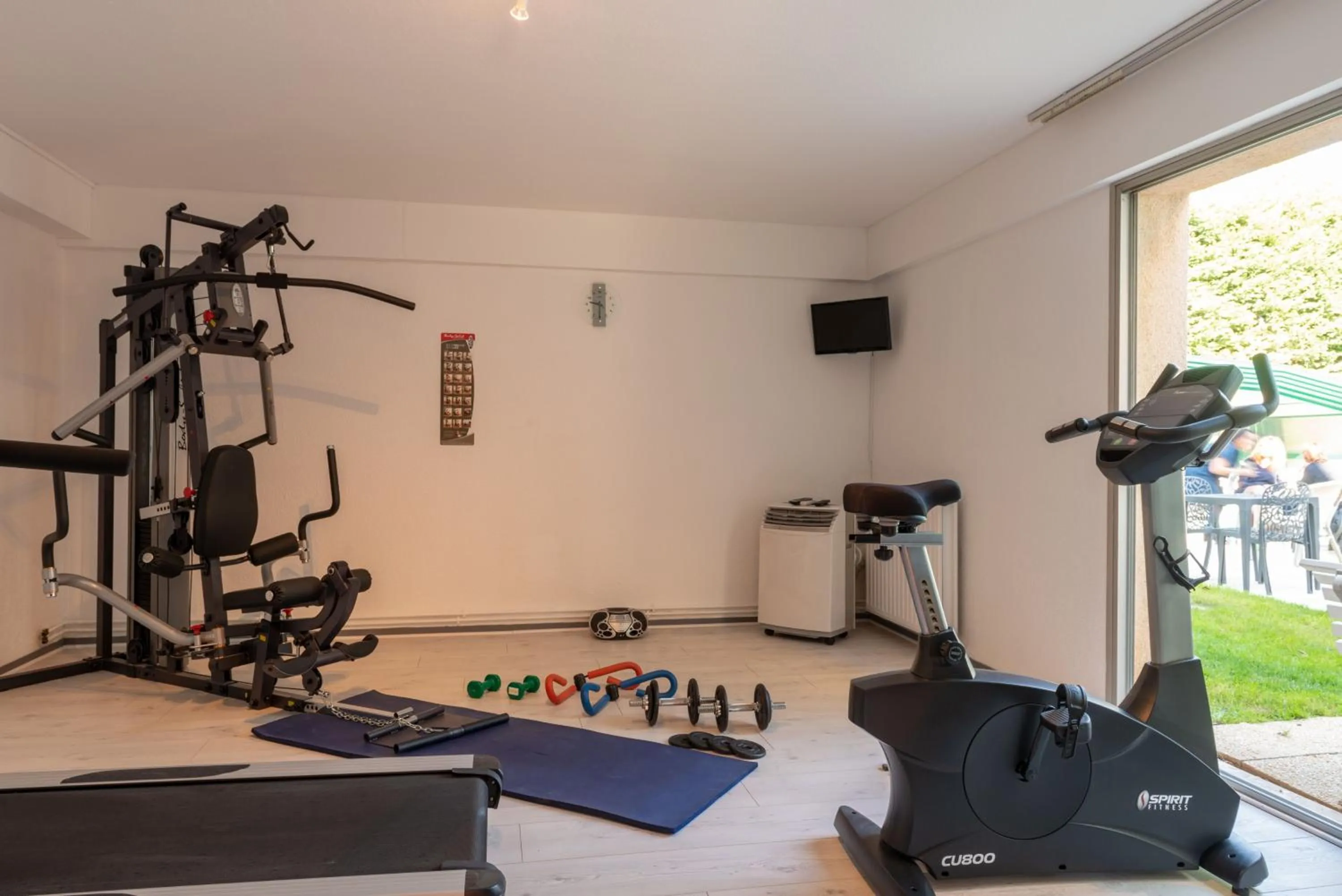 Fitness centre/facilities in Hotel The Originals Bernay Acropole