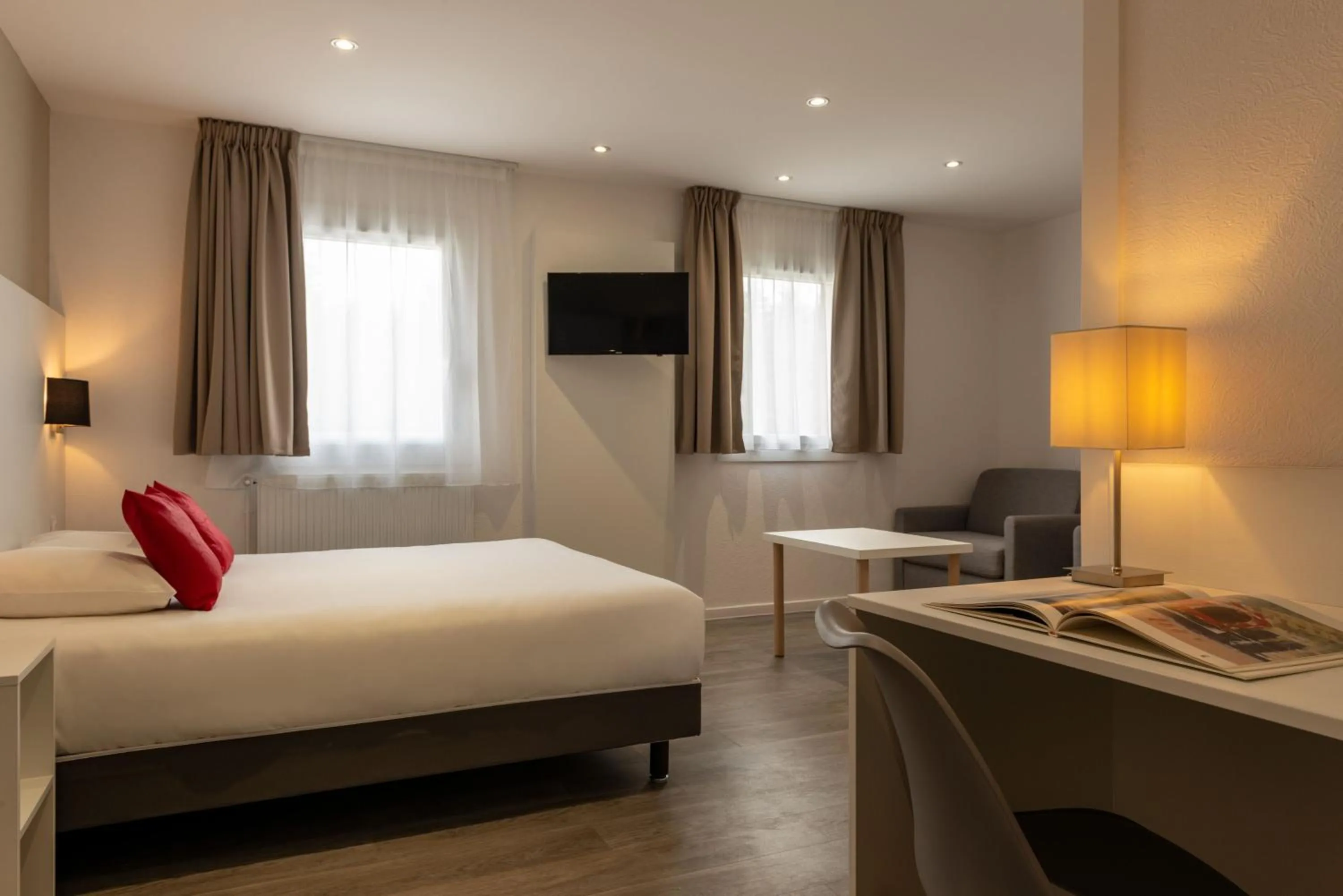 Bedroom, Bed in Hotel The Originals Bernay Acropole