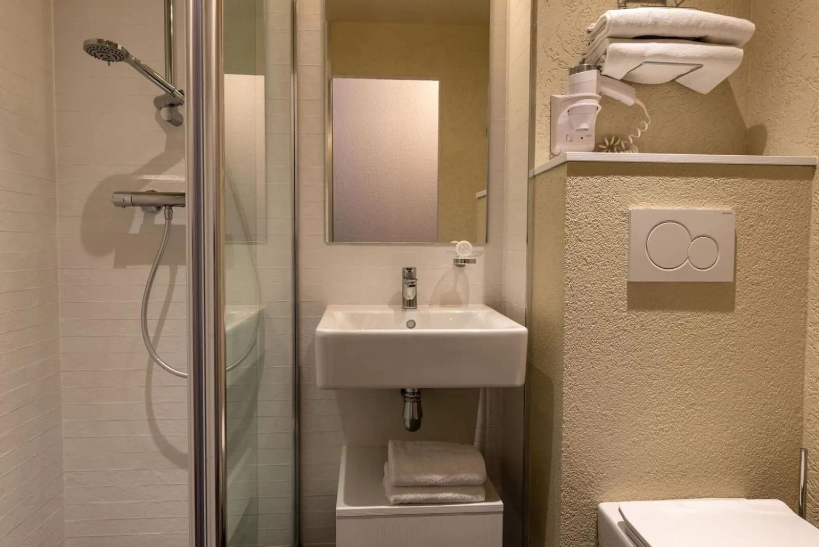 Bathroom in Hotel The Originals Bernay Acropole