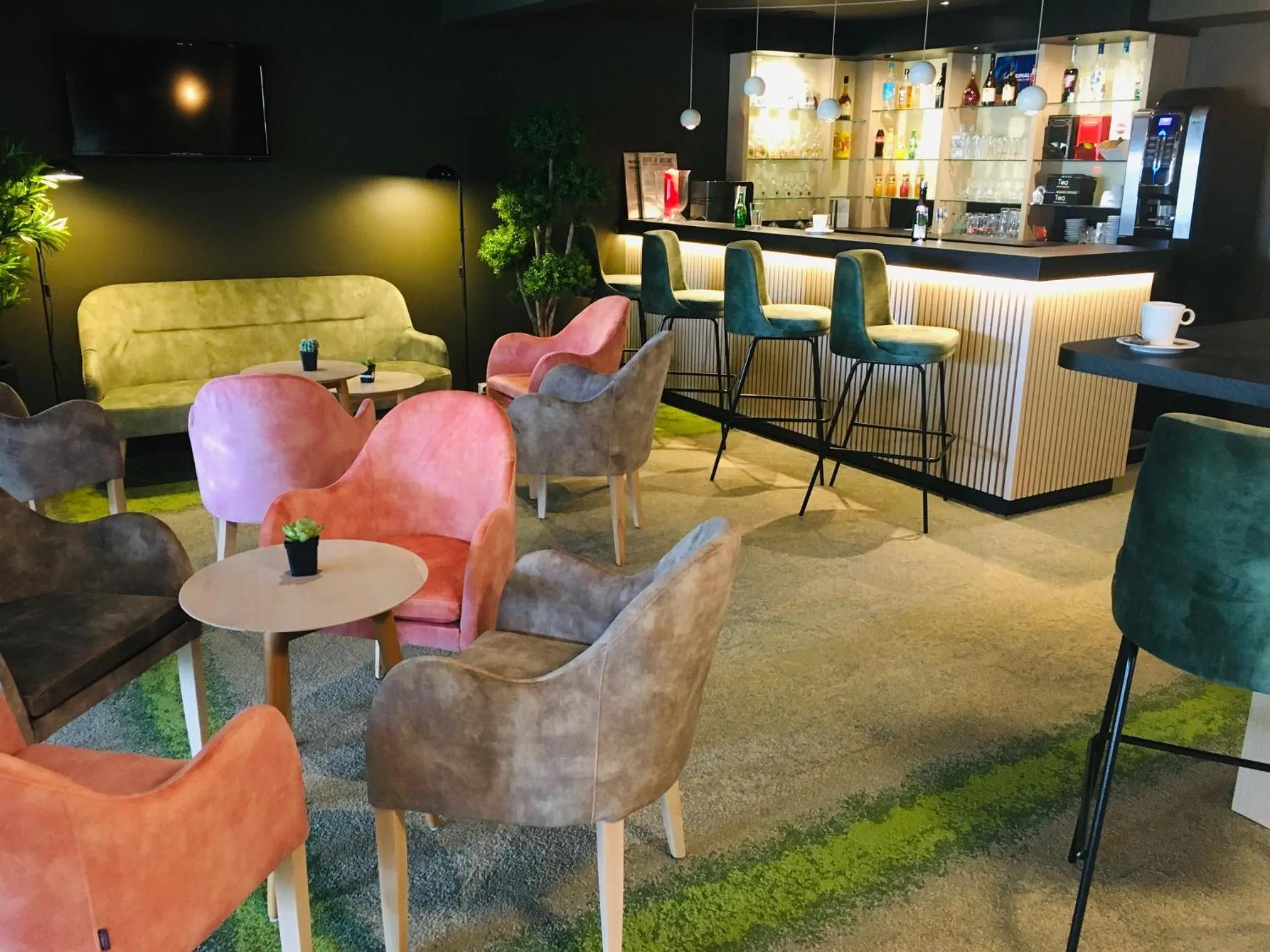 Lounge or bar in Hotel The Originals Bernay Acropole