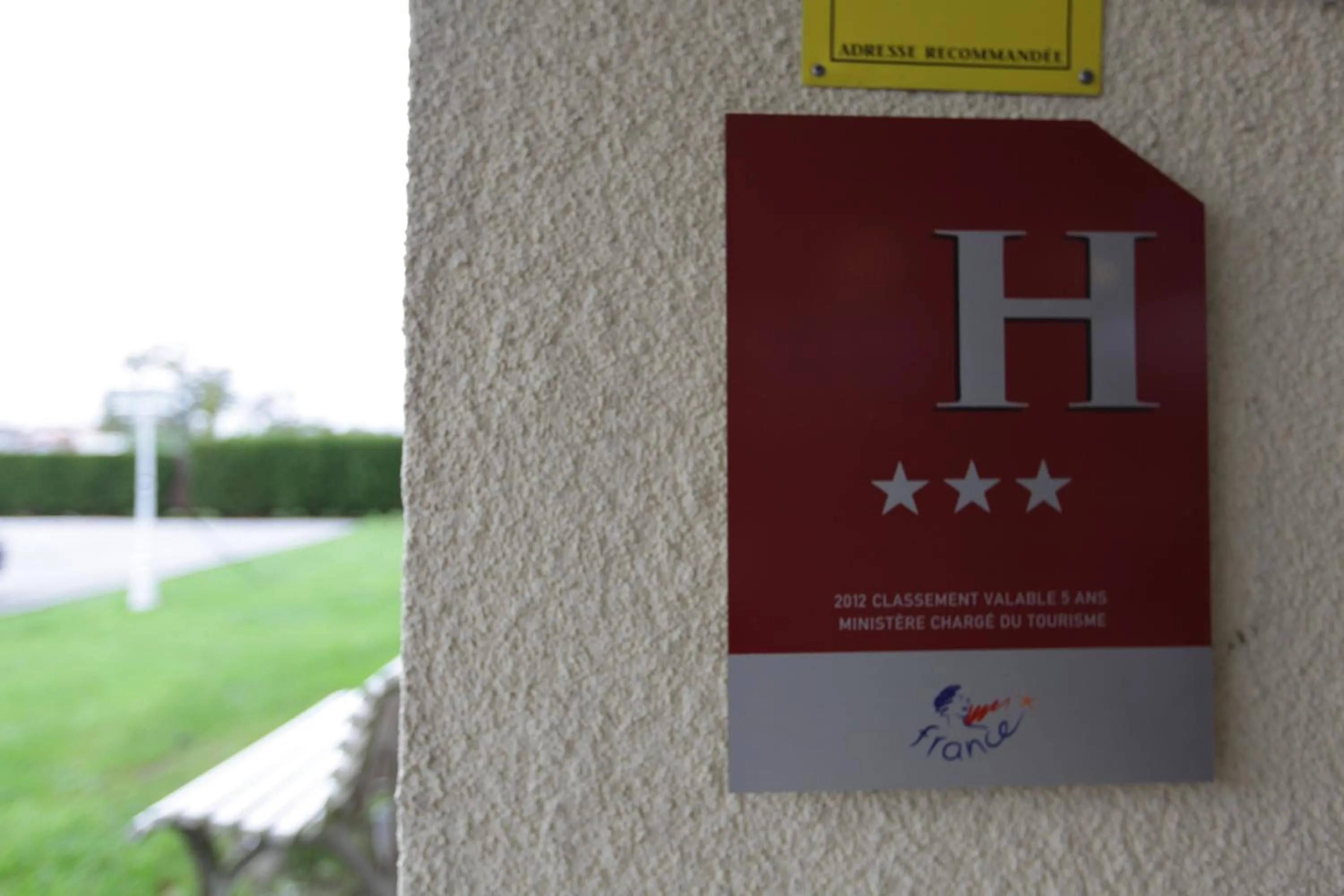 Logo/Certificate/Sign in Hotel The Originals Bernay Acropole
