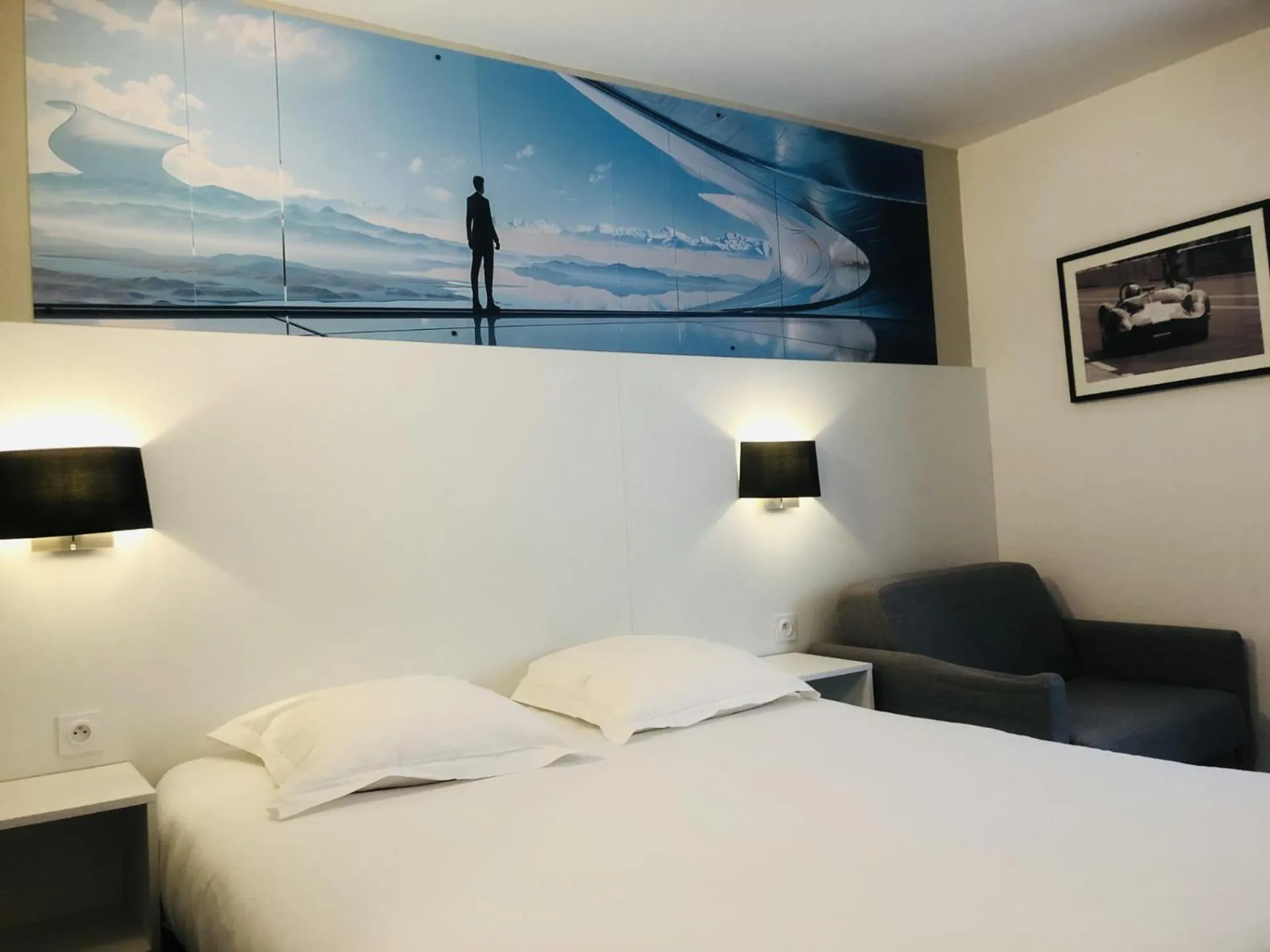 Bed in Hotel The Originals Bernay Acropole