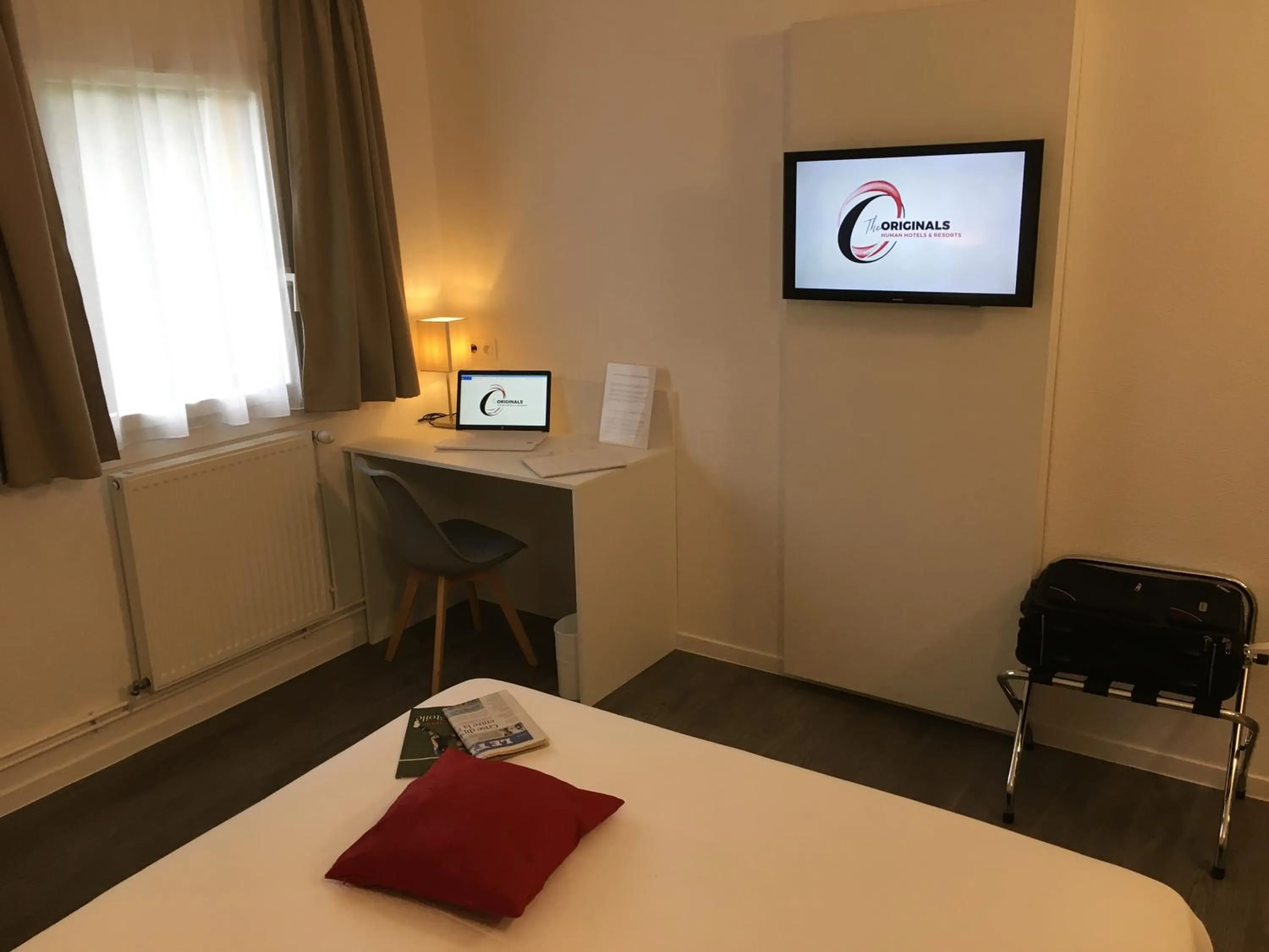 Photo of the whole room, Bed in Hotel The Originals Bernay Acropole