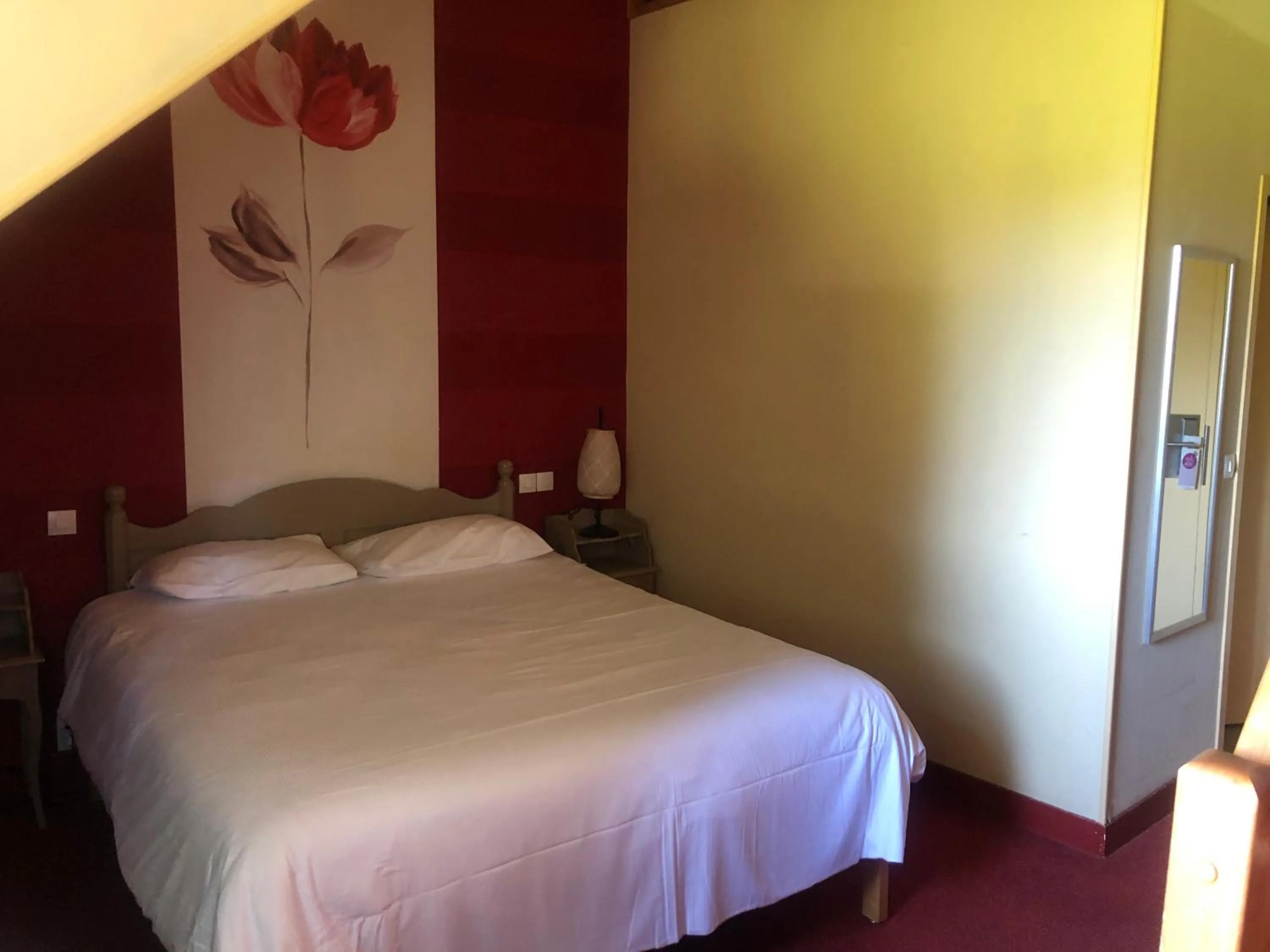 Bed in The Originals City, Hôtel La Cour Carrée, EU