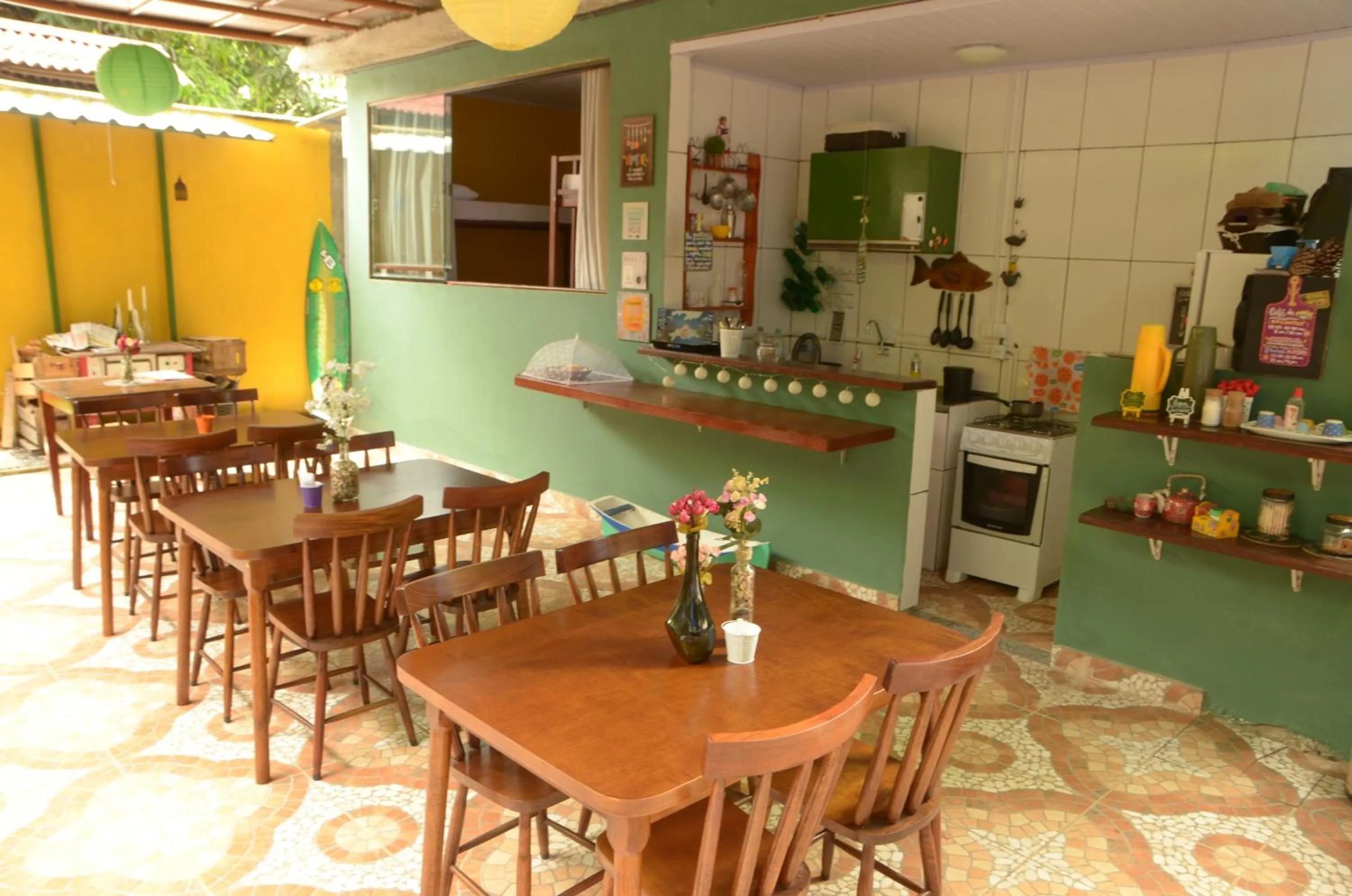 Communal kitchen in Hostel MPB Ilha Grande