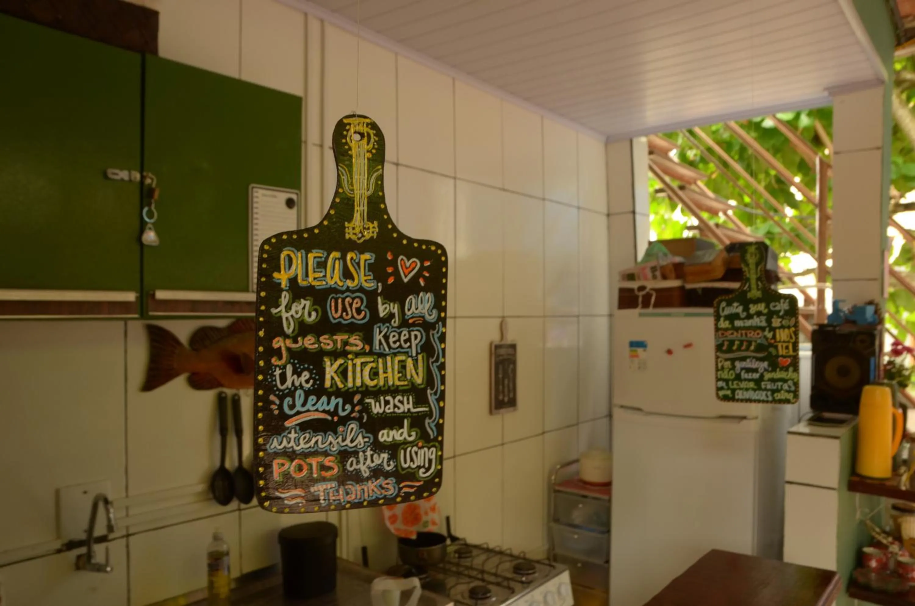 Communal kitchen in Hostel MPB Ilha Grande