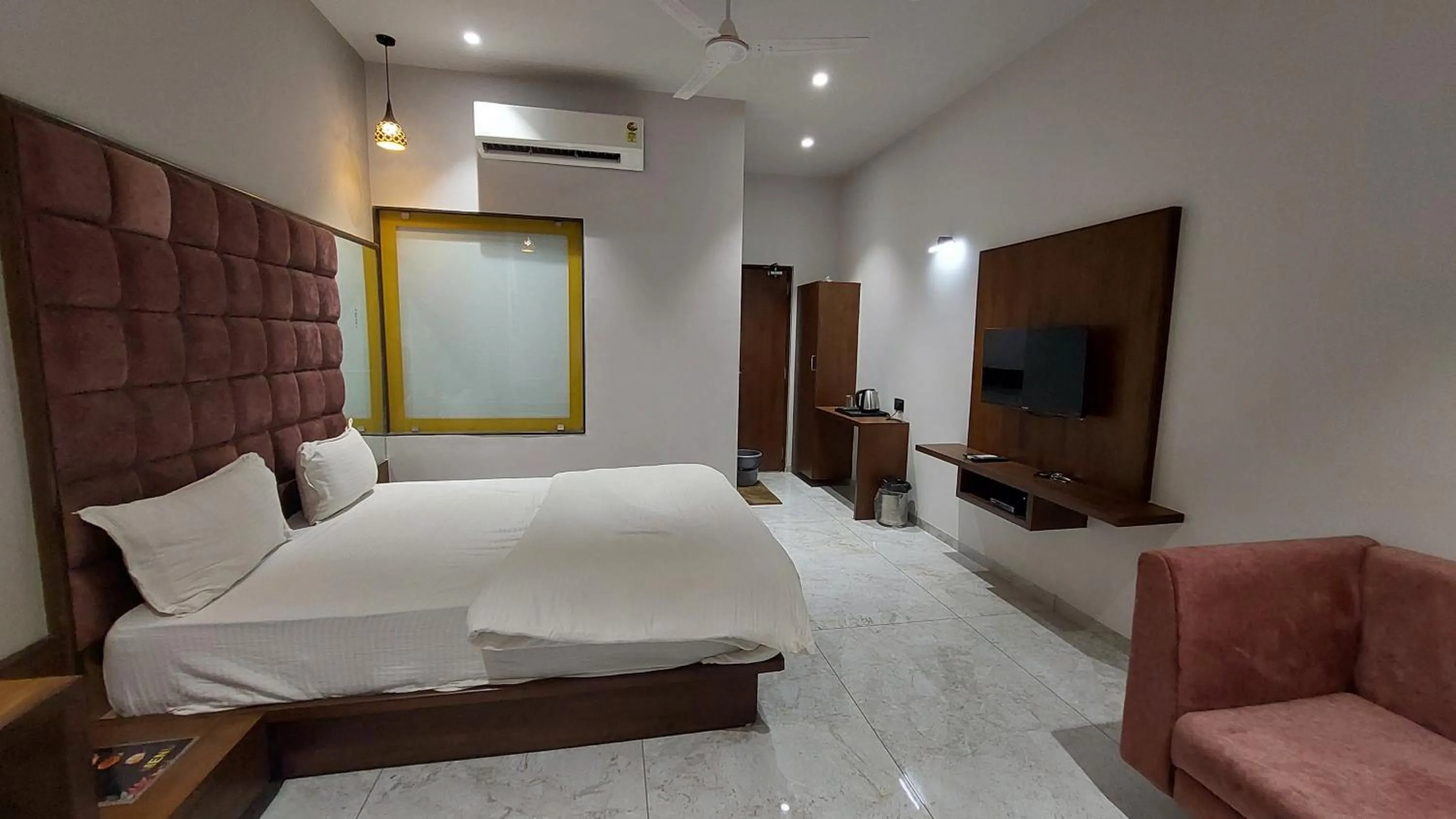 Bedroom, Bed in Hotel Sparsh Inn - Chandkheda