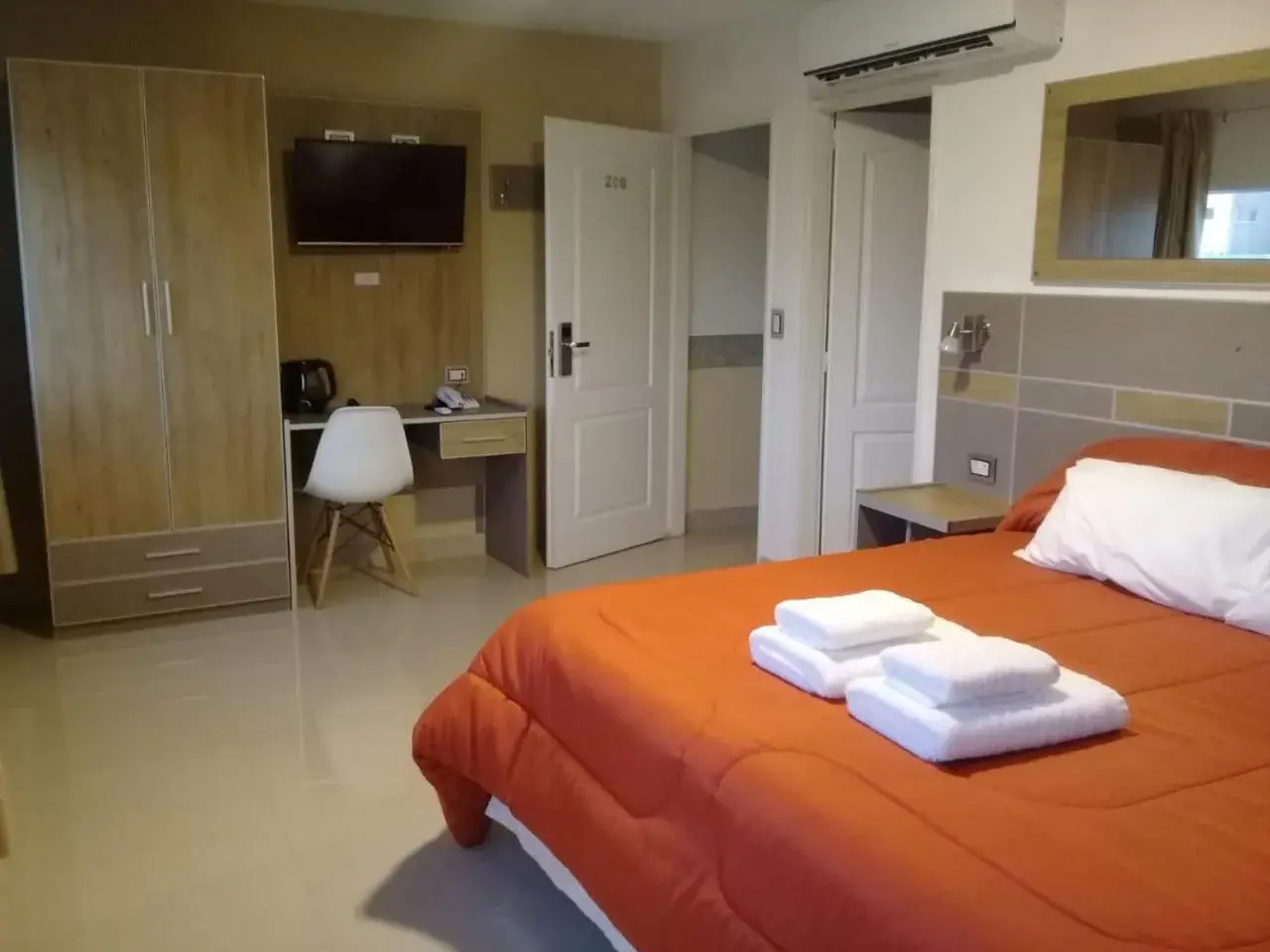 Deluxe Queen Room - single occupancy in Select Inn Deluxe Queen Room - single occupancy in Select Inn