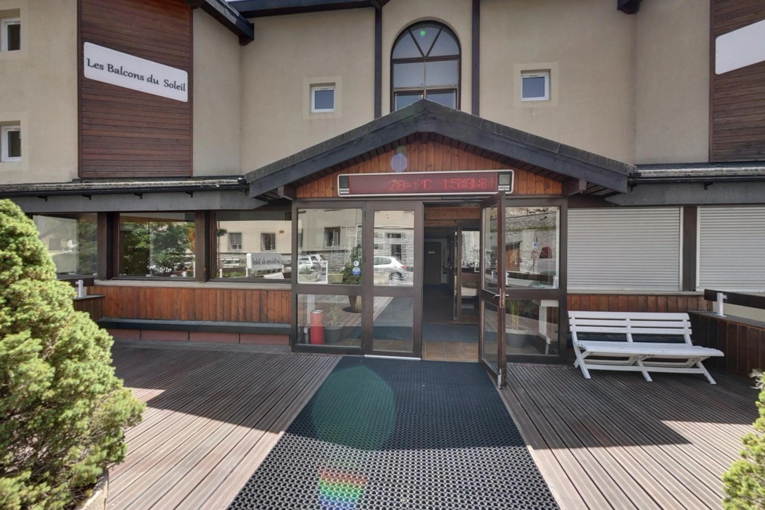 Facade/entrance in Les Balcons Du Soleil
