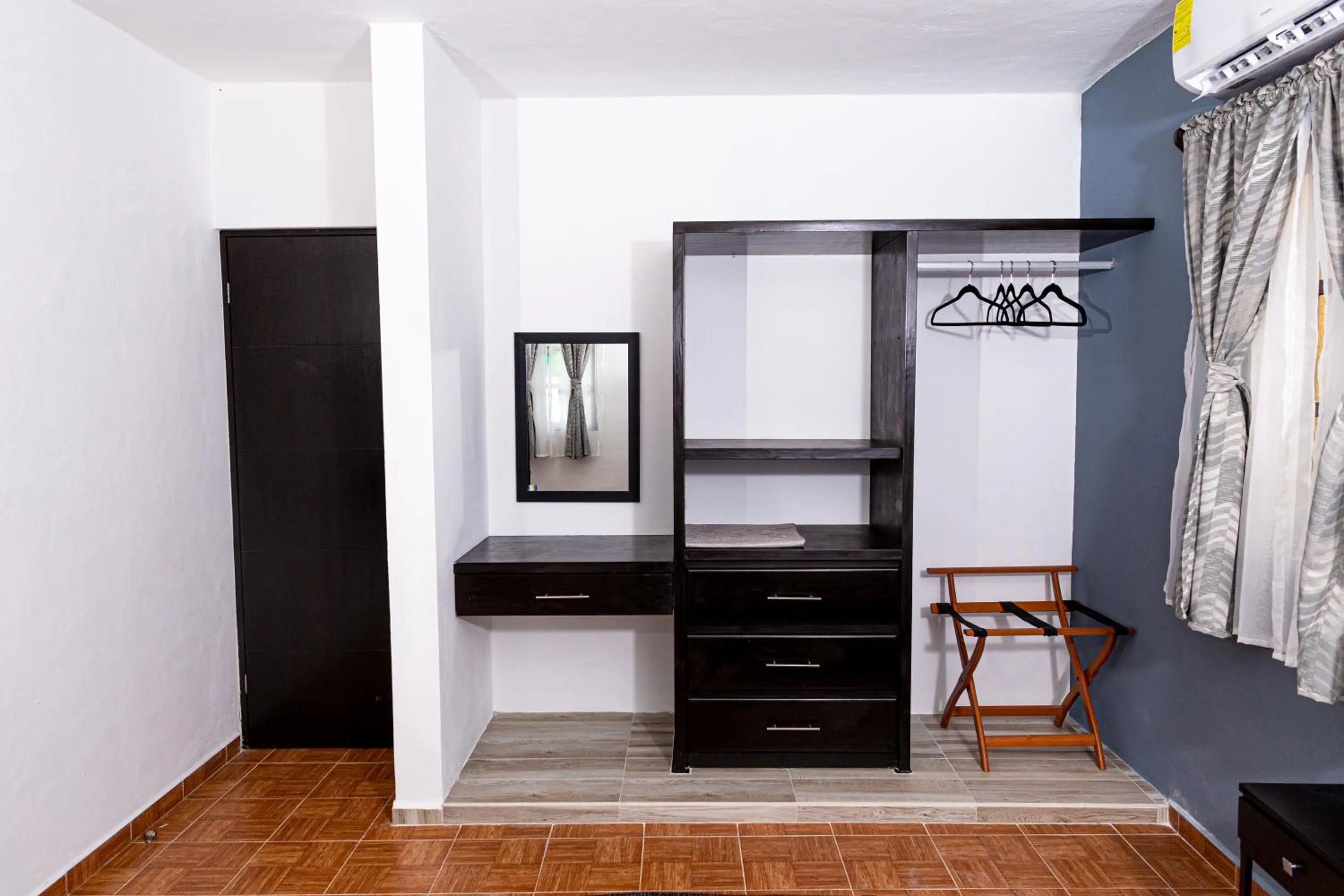 hair dresser in Santa Fe Studios And Suites