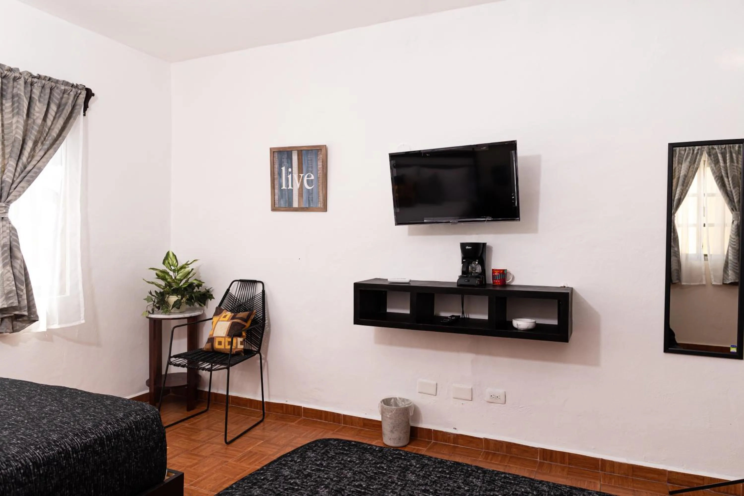 TV and multimedia, Bed in Santa Fe Studios And Suites