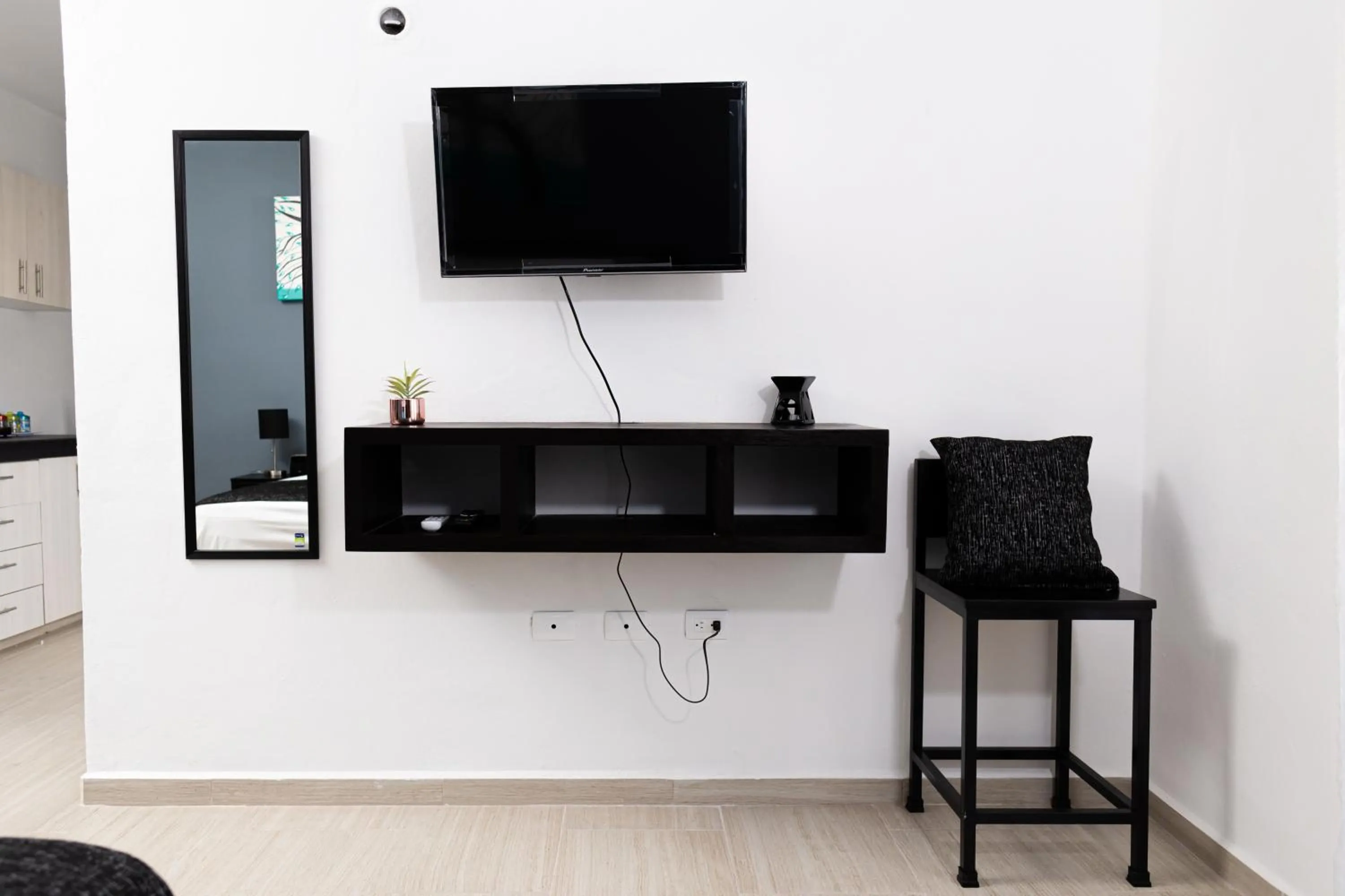 TV and multimedia in Santa Fe Studios And Suites