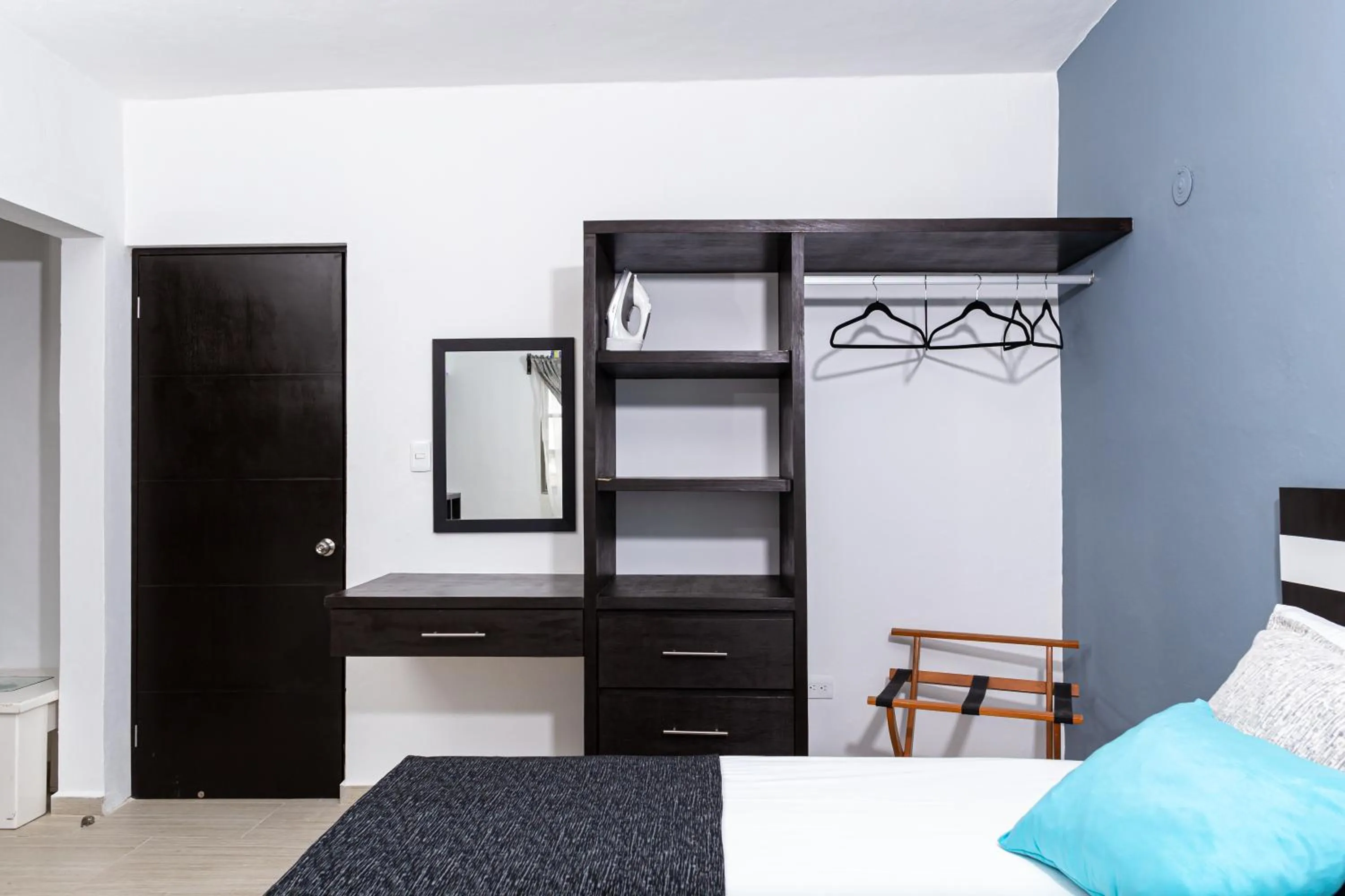 wardrobe, Bed in Santa Fe Studios And Suites