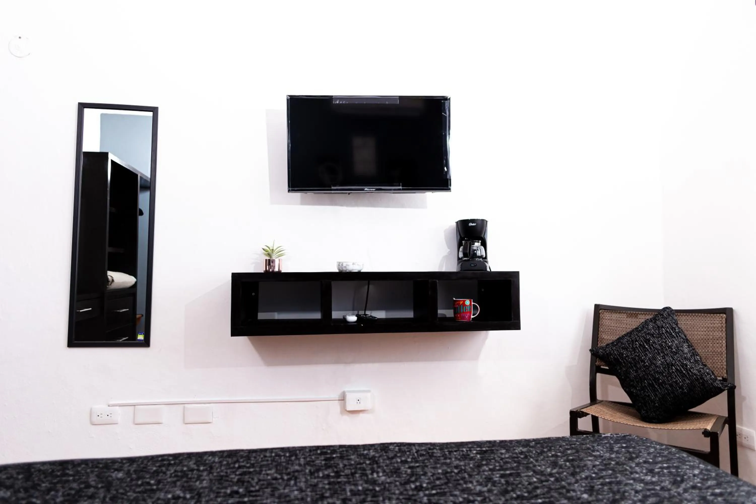 TV and multimedia in Santa Fe Studios And Suites