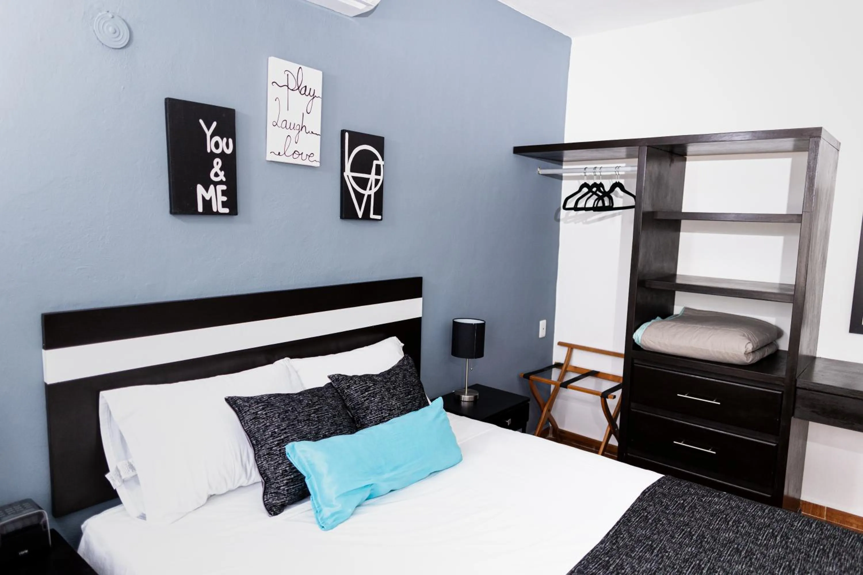 wardrobe, Bed in Santa Fe Studios And Suites