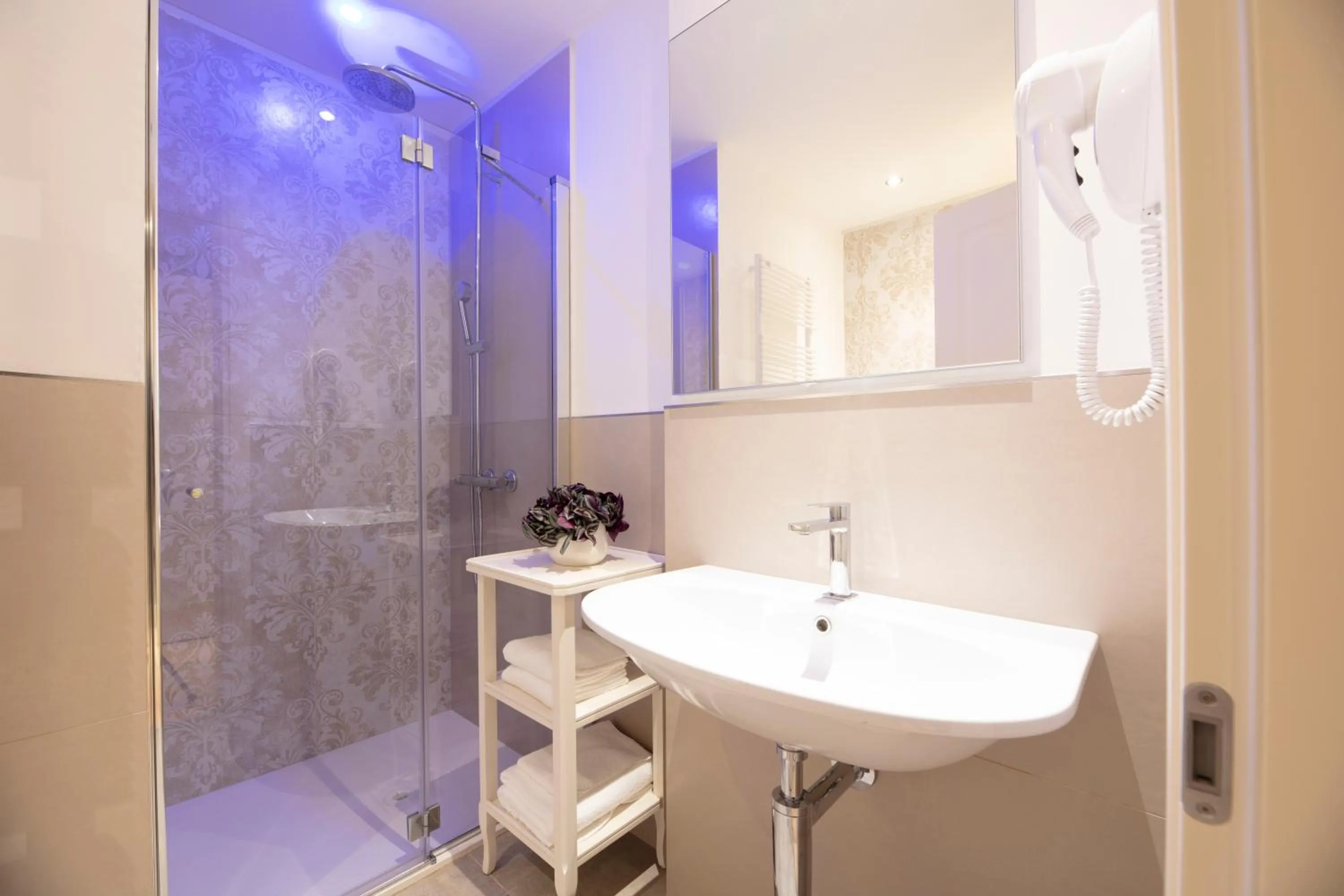 Shower in Hotel La Caporala