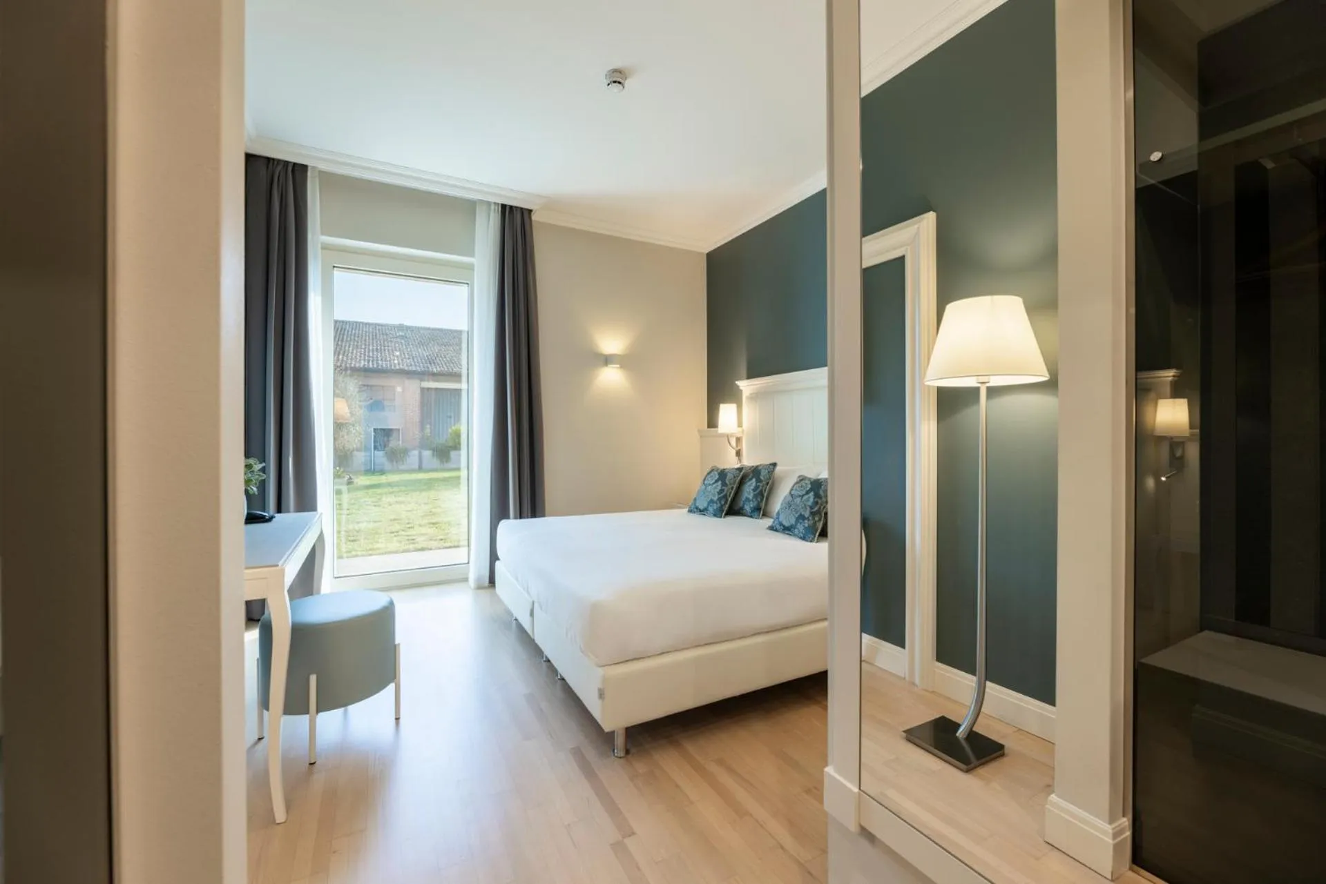 Shower, Bed in Hotel La Caporala