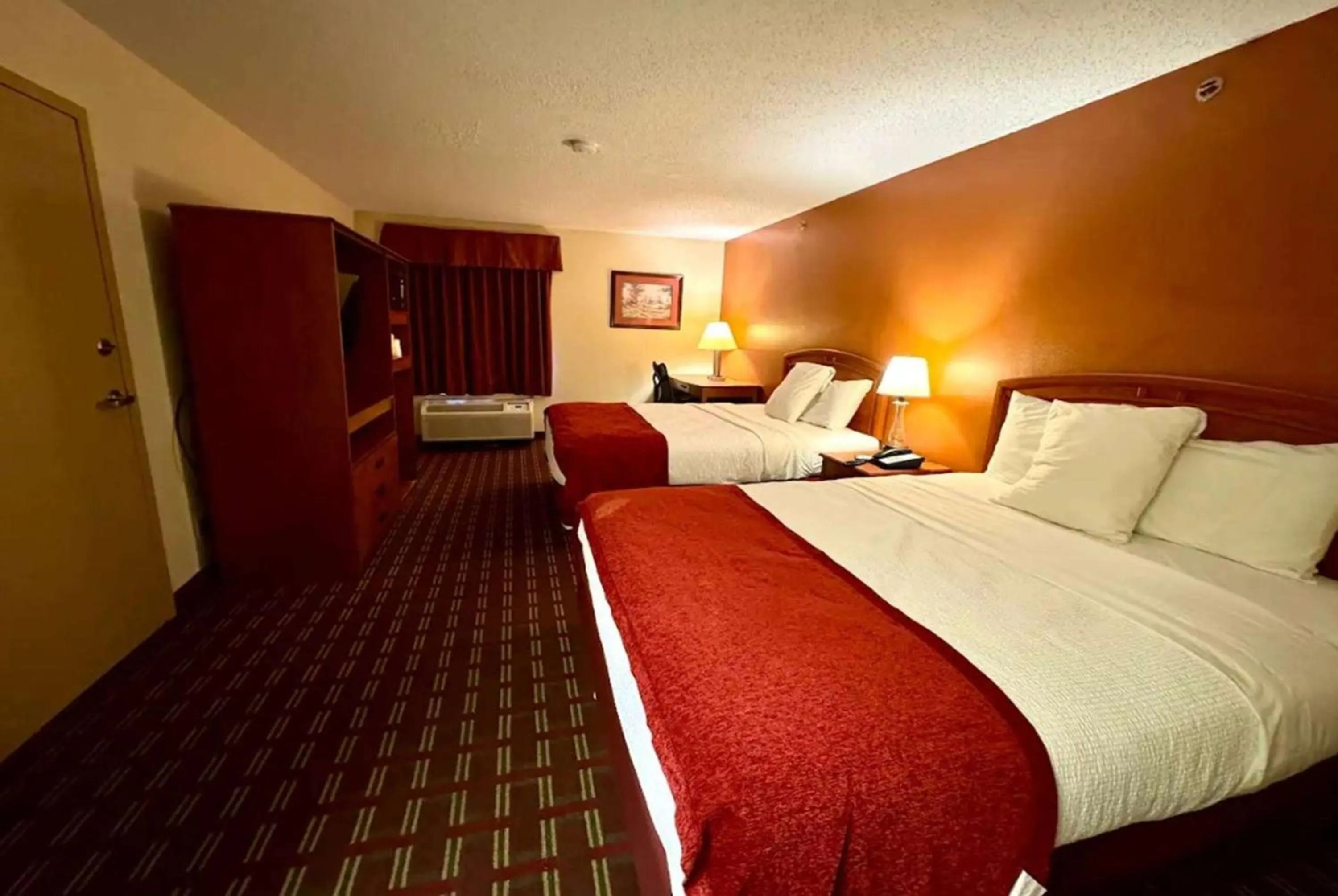 Photo of the whole room, Bed in Baymont by Wyndham Mason