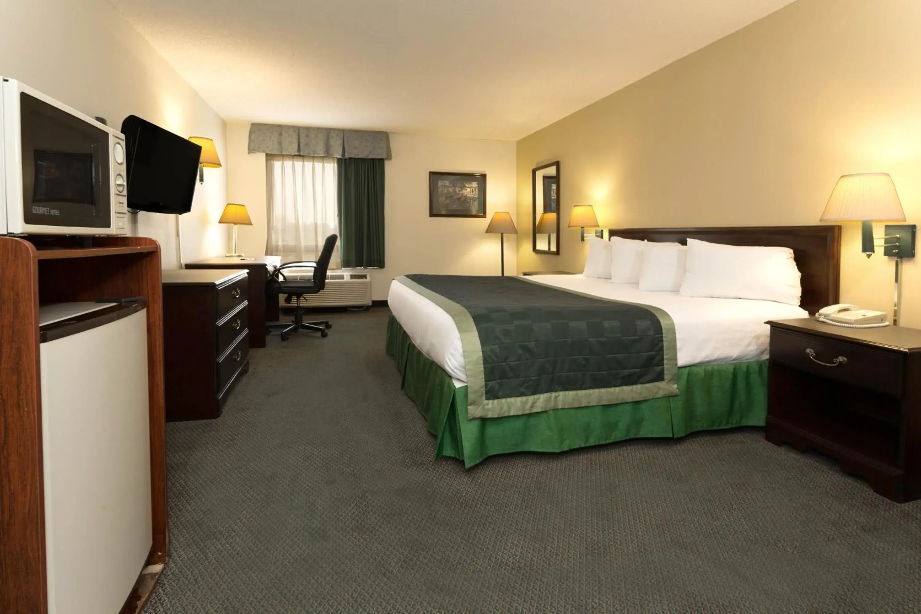 Photo of the whole room, Bed in Baymont by Wyndham Mason Photo of the whole room, Bed in Baymont by Wyndham Mason