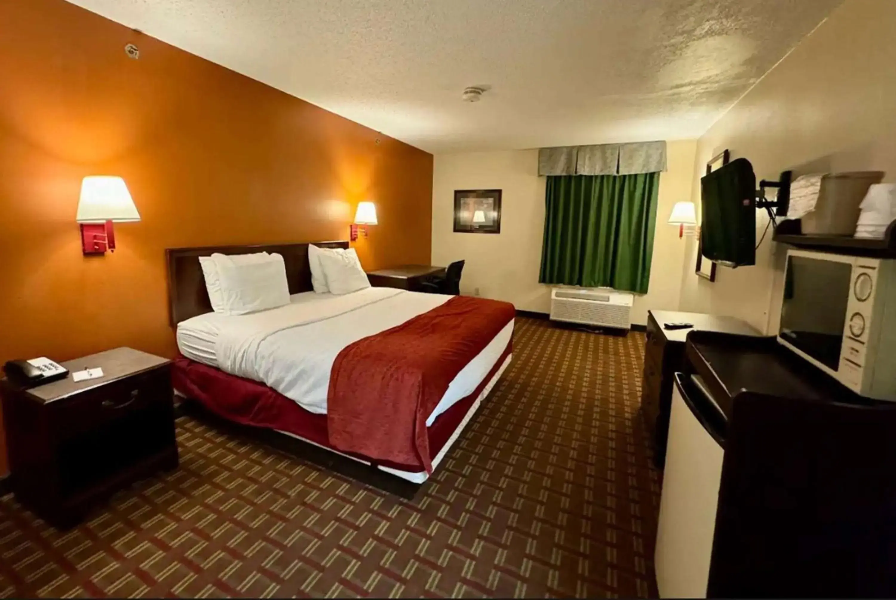 Photo of the whole room, Bed in Baymont by Wyndham Mason Photo of the whole room, Bed in Baymont by Wyndham Mason