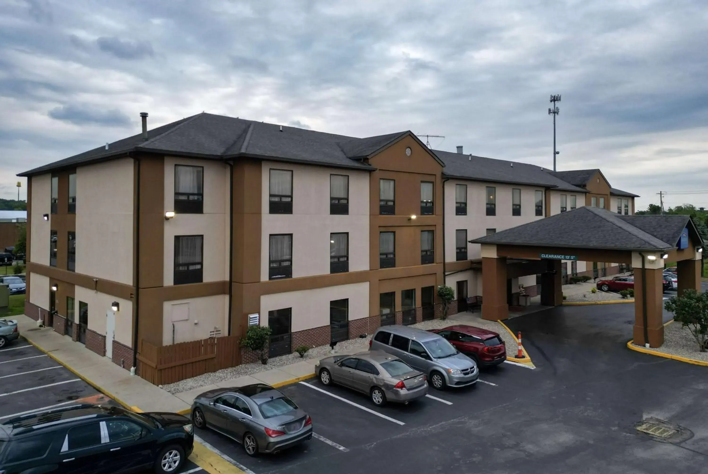 Property building in Baymont by Wyndham Mason Property building in Baymont by Wyndham Mason