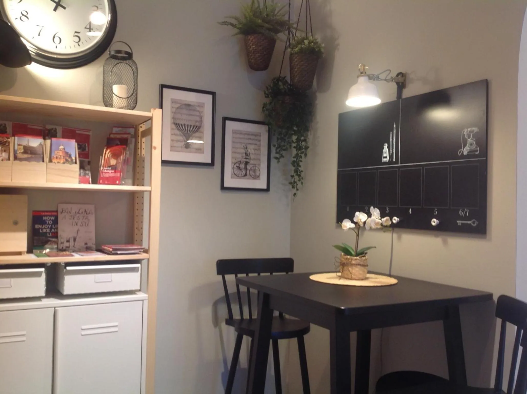 Communal lounge/ TV room in B&B Il Viaggio Bologna