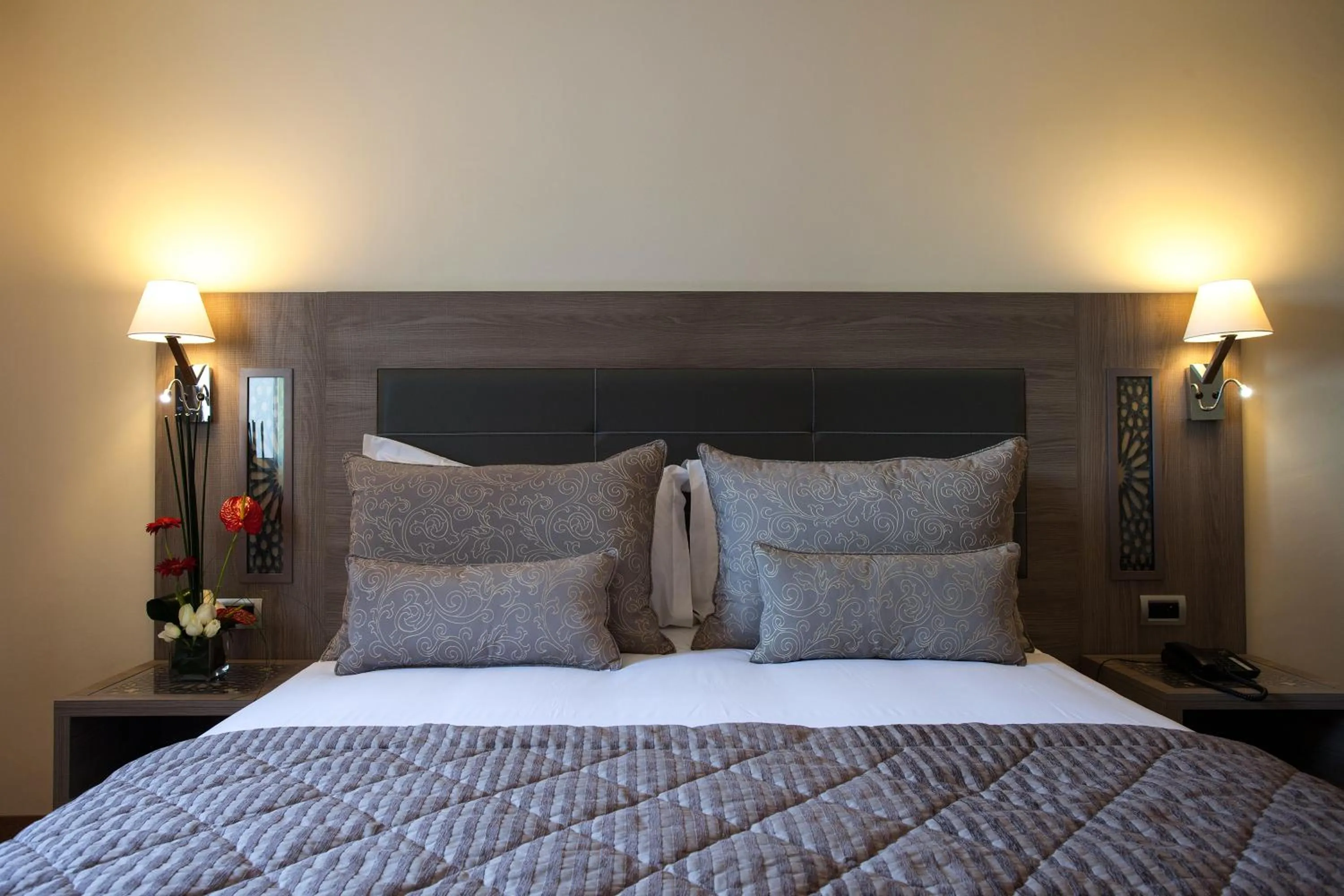 Photo of the whole room, Bed in Sky Casa Airport