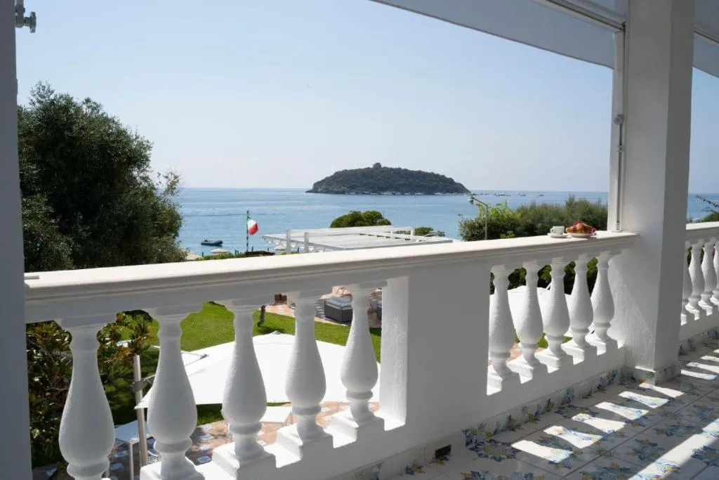 Apartment with Sea View in Villa Pietra Rossa