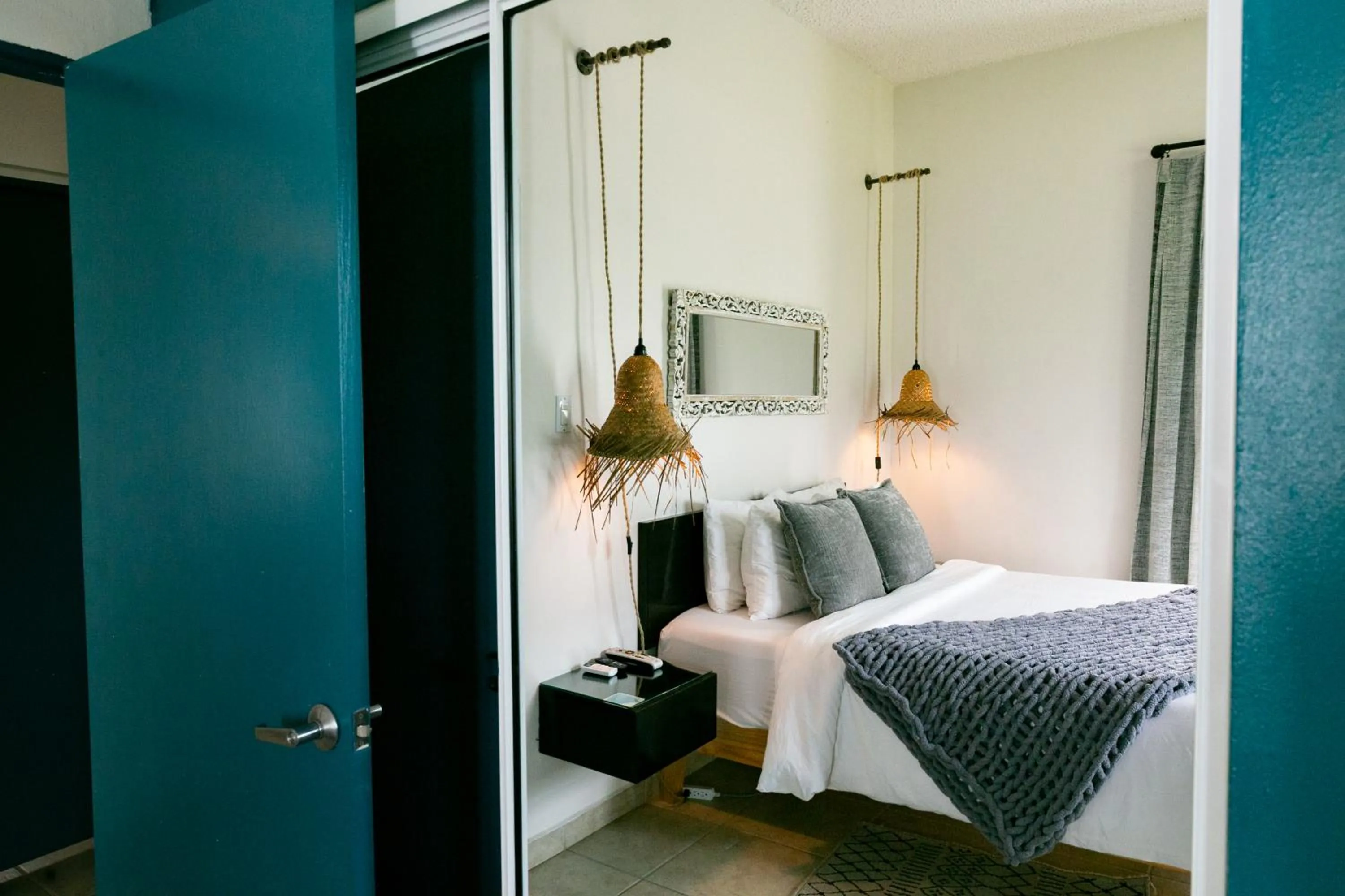 Bed in Numero Uno Beach Apartments