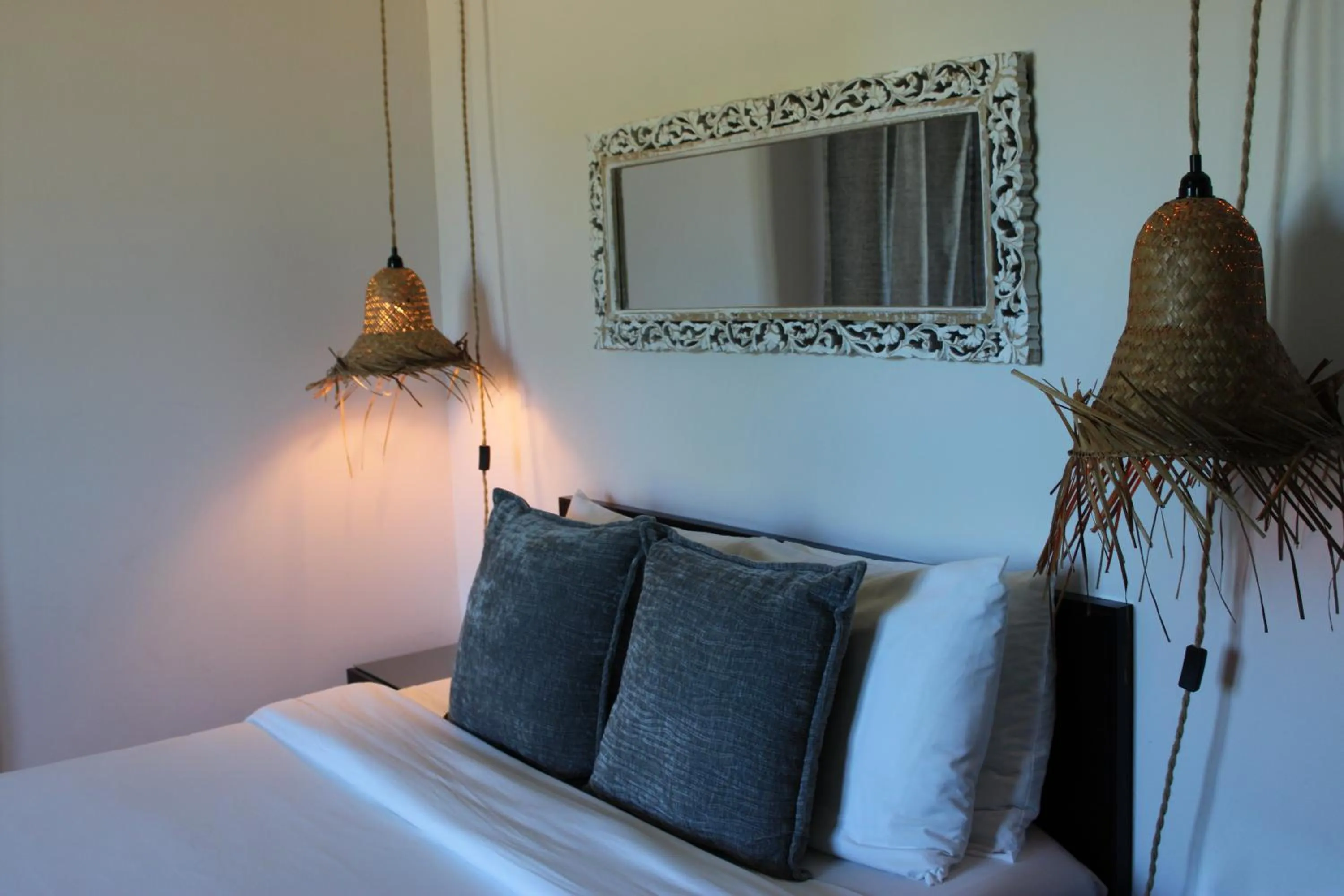 Bed in Numero Uno Beach Apartments