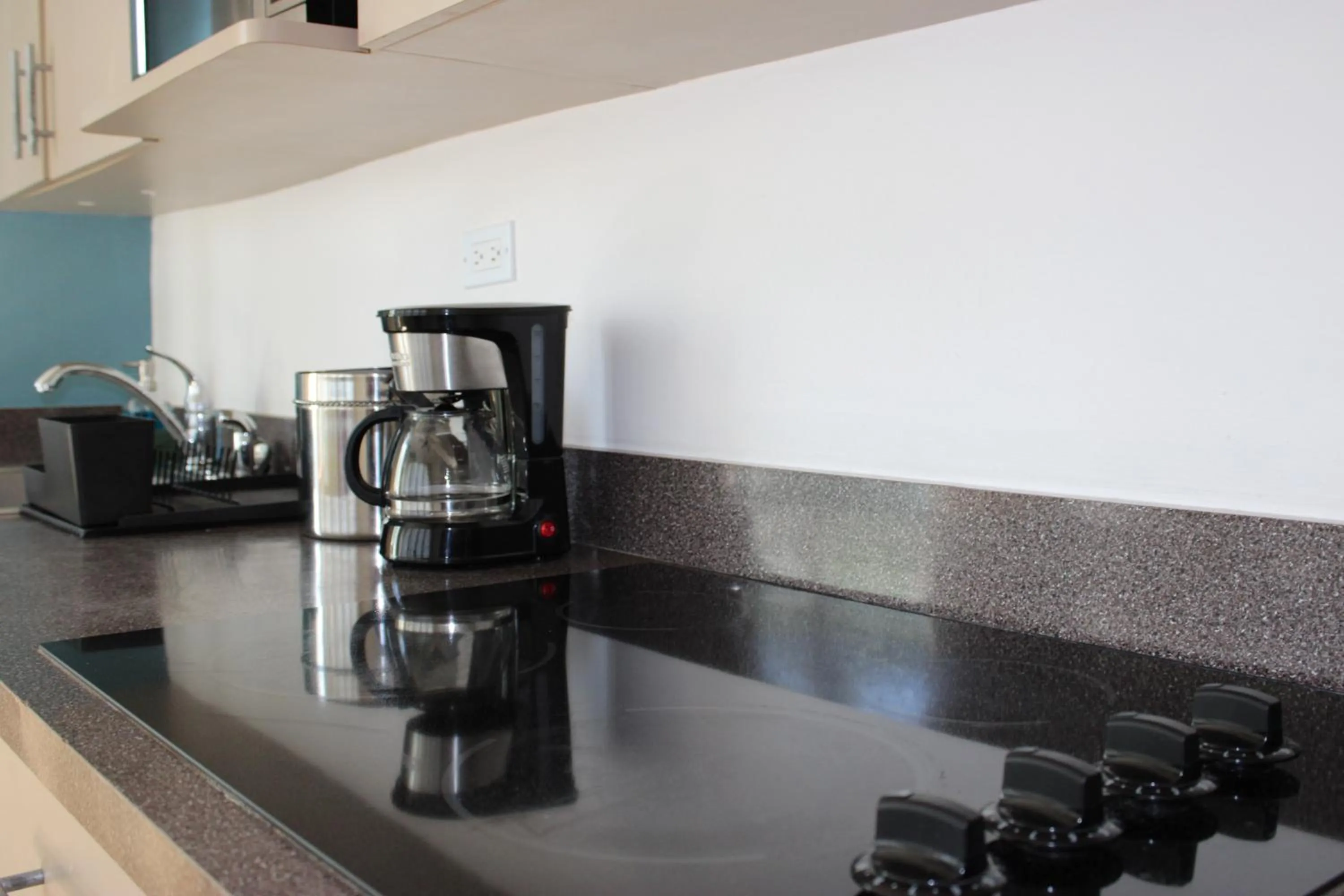 Coffee/tea facilities in Numero Uno Beach Apartments