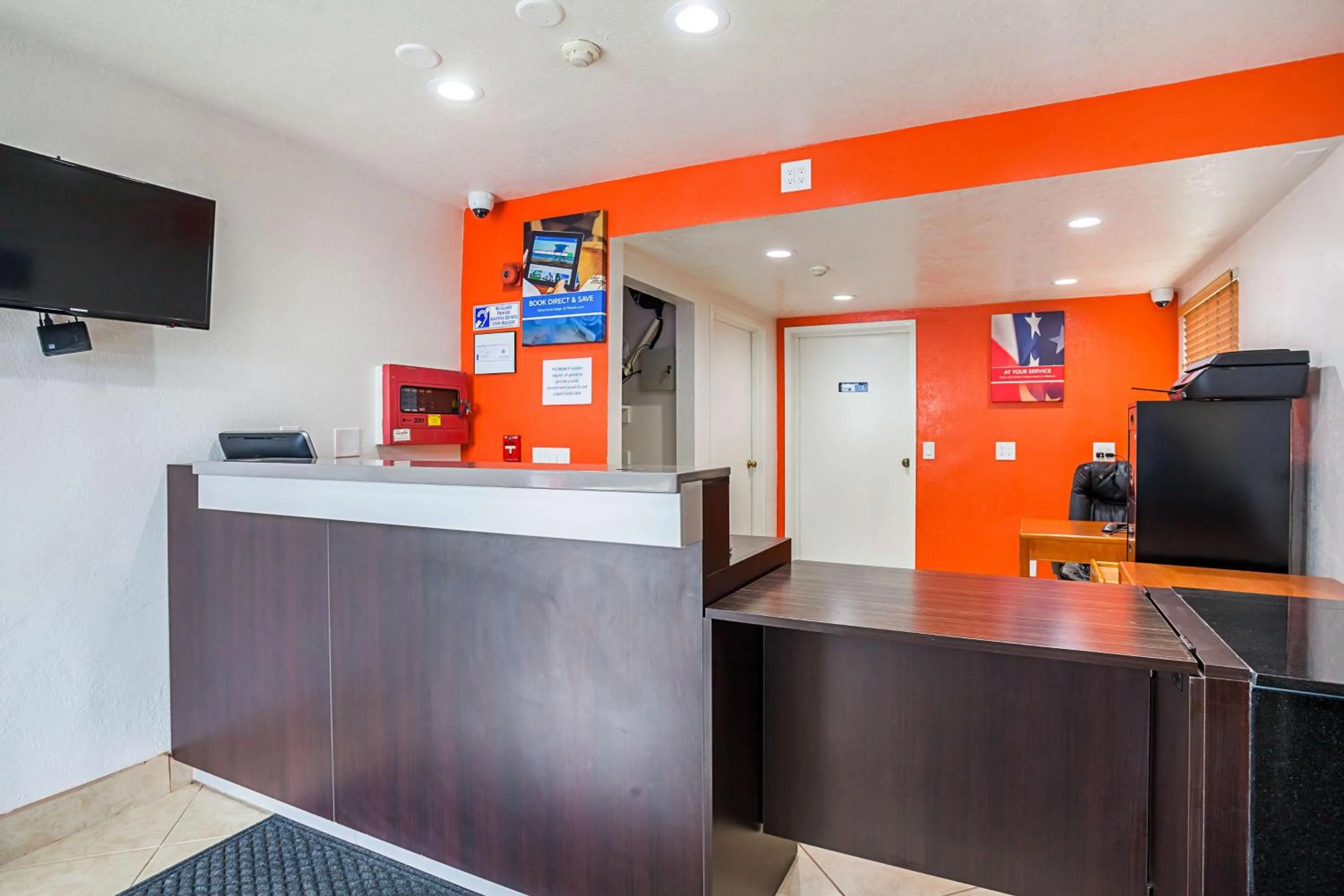 TV and multimedia in Motel 6-Ventura, CA - Downtown