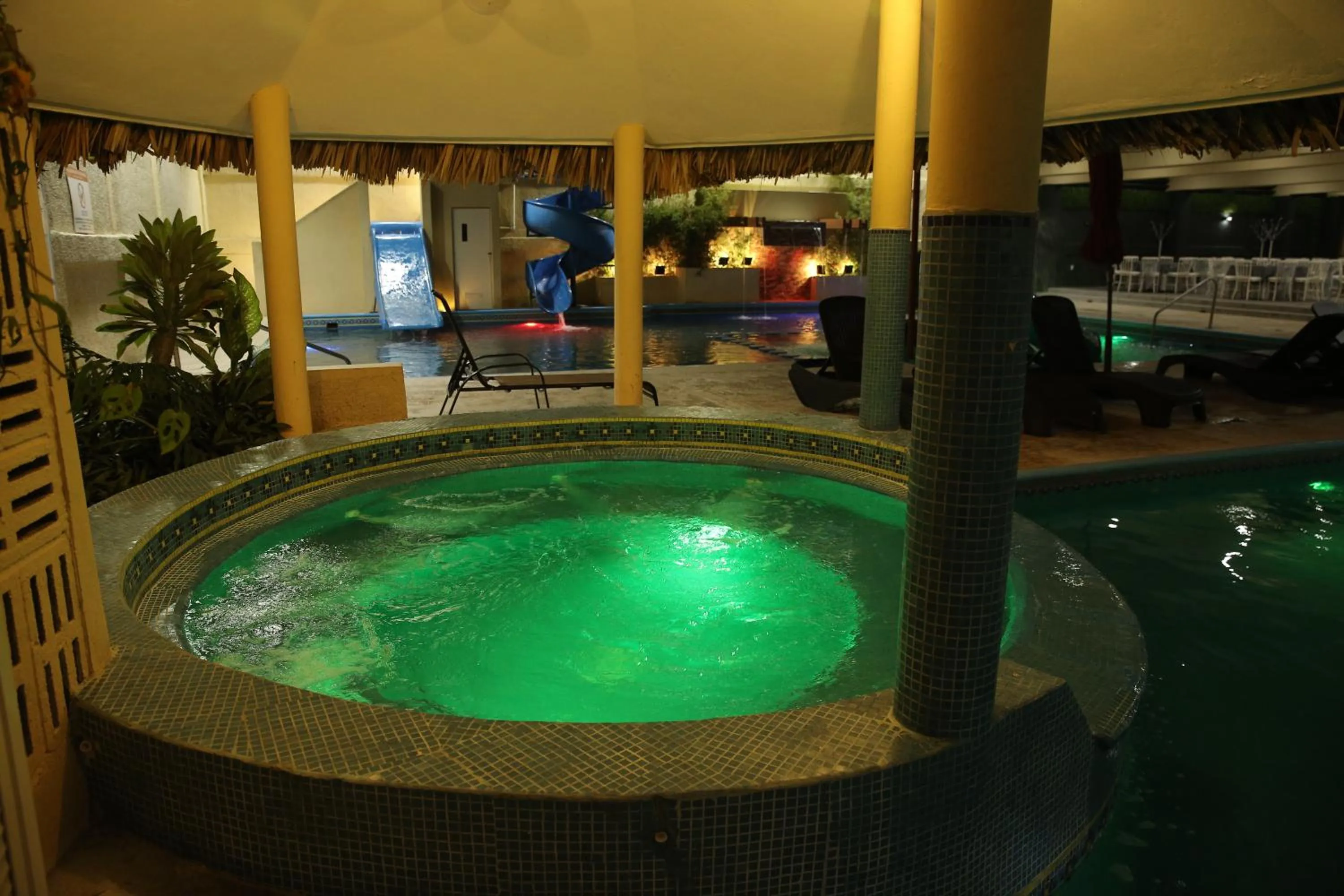 Swimming pool in Hotel Miramar Inn