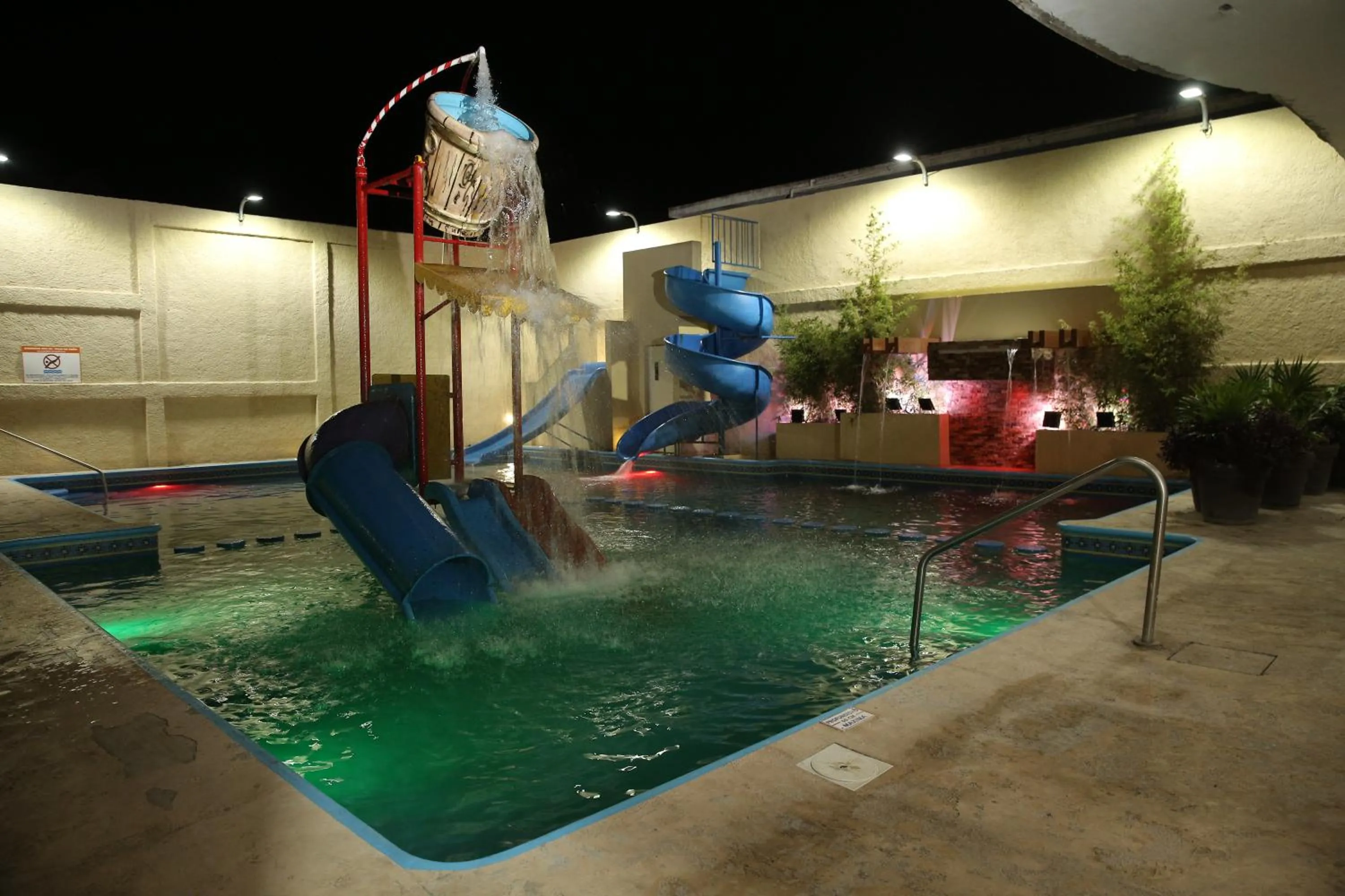 Swimming pool in Hotel Miramar Inn