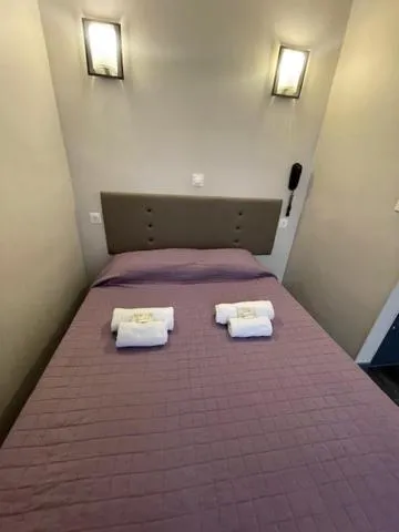 Bed in Hôtel de l'Aveyron