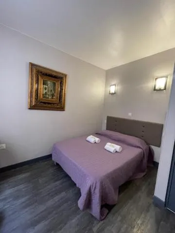 Bedroom, Bed in Hôtel de l'Aveyron
