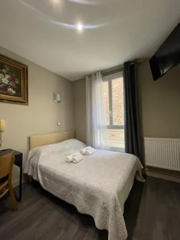 Bed in Hôtel de l'Aveyron