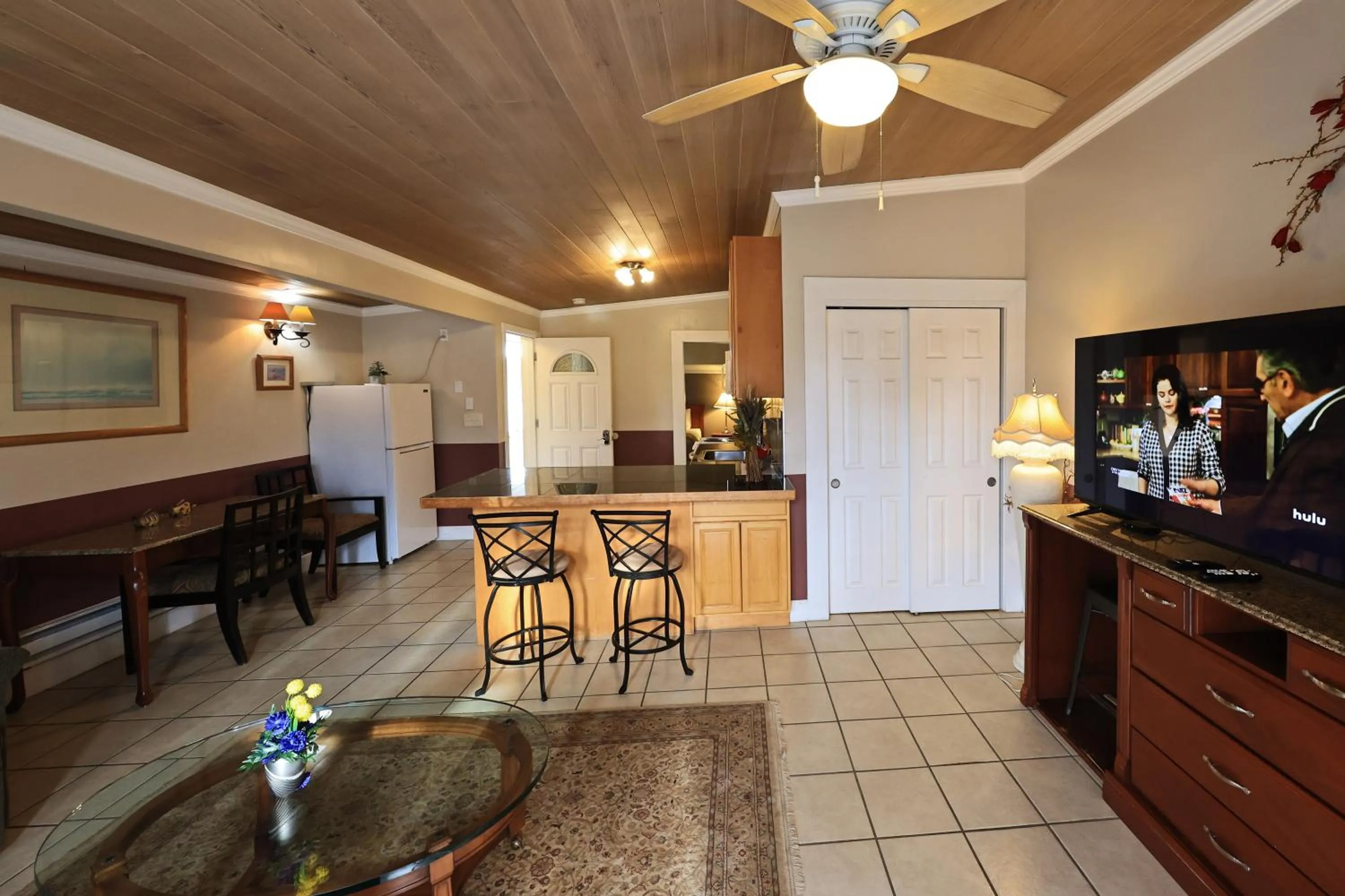 TV and multimedia in Beachwood Condos & Resort