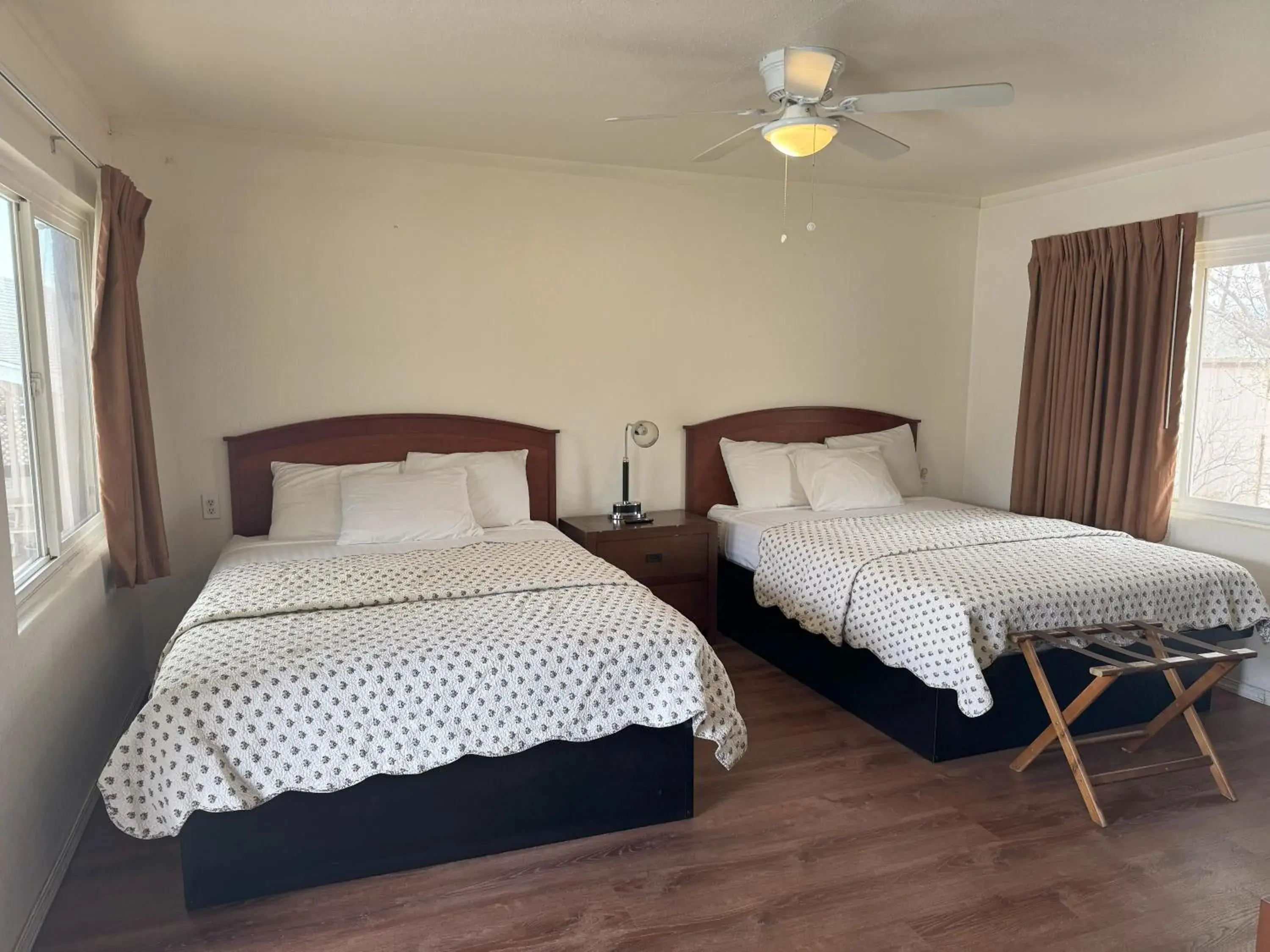 Queen Room with Two Queen Beds - single occupancy in Lakeshore Lodge Queen Room with Two Queen Beds - single occupancy in Lakeshore Lodge